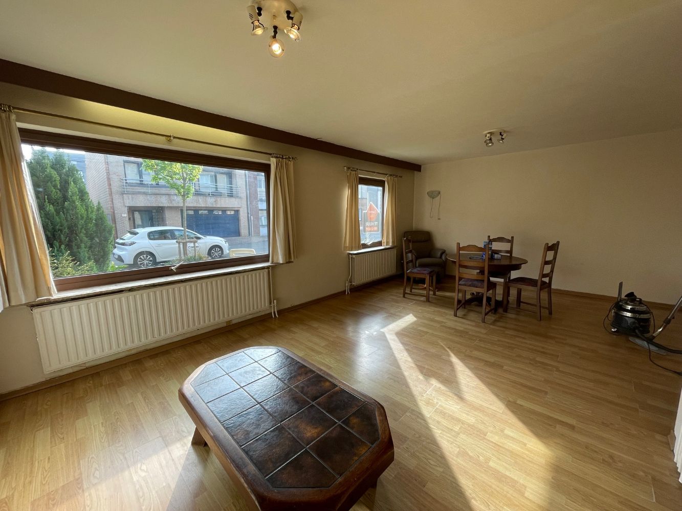 Ruim gelijkvloersappartement met twee slaapkamers en gesloten garagebox. foto 4