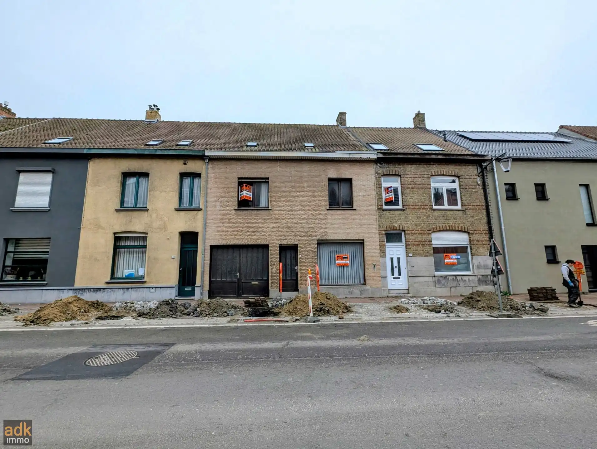 Hoofdfoto van de publicatie: Ruime te renoveren woning met 4 slaapkamers, tuin en garage in Adinkerke te koop.