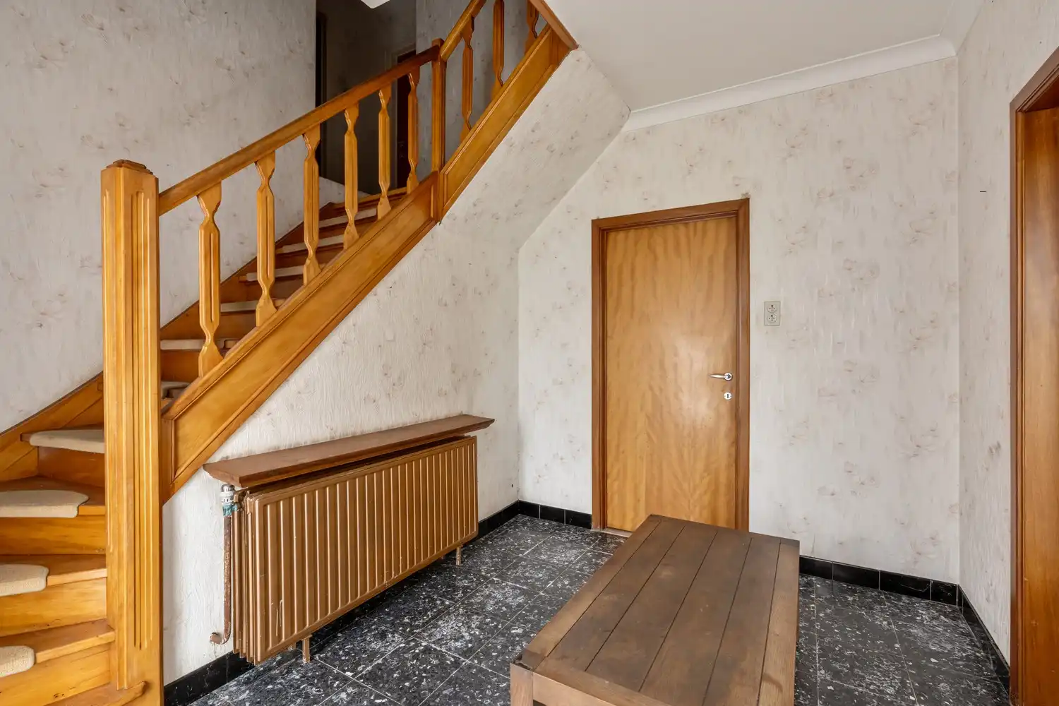 Te renoveren woning met loodsen op rustige locatie! foto 2