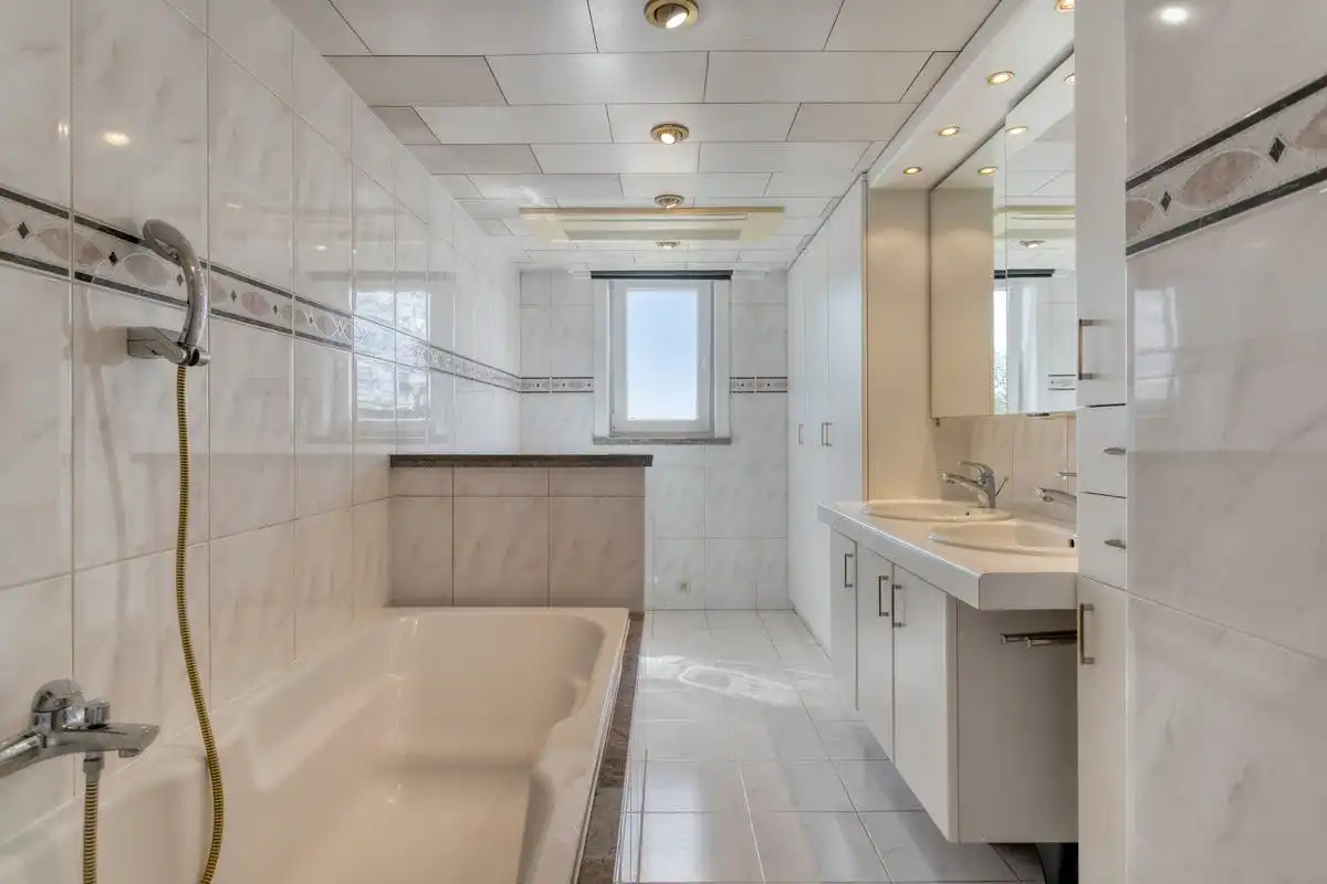 Instapklare woning in rustige wijk te koop in Kortrijk! foto 7