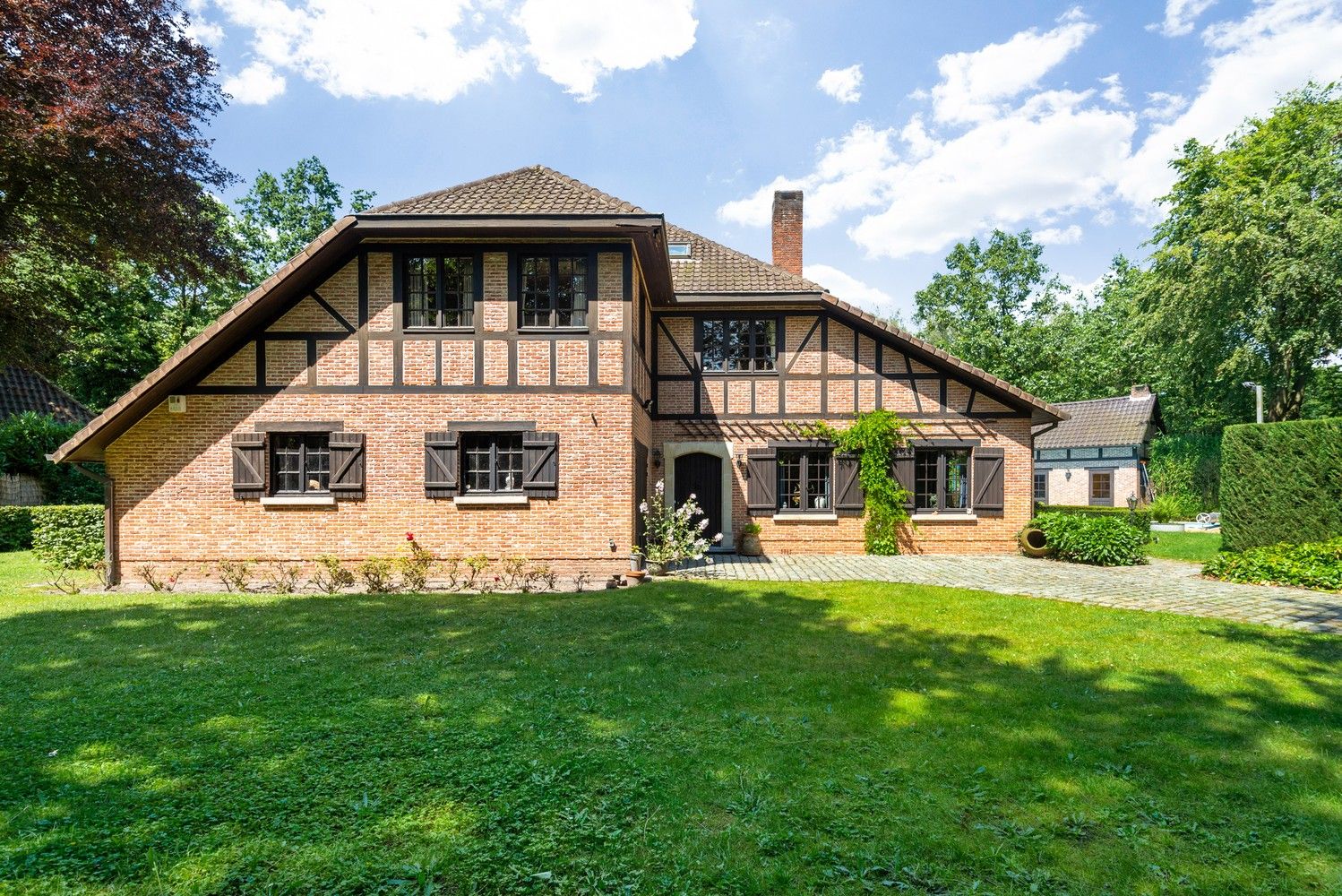 Op te frissen villa met zwembad op een aangenaam en zongericht perceel van 1720 m² op de grens van Zoersel / Schilde! foto 1