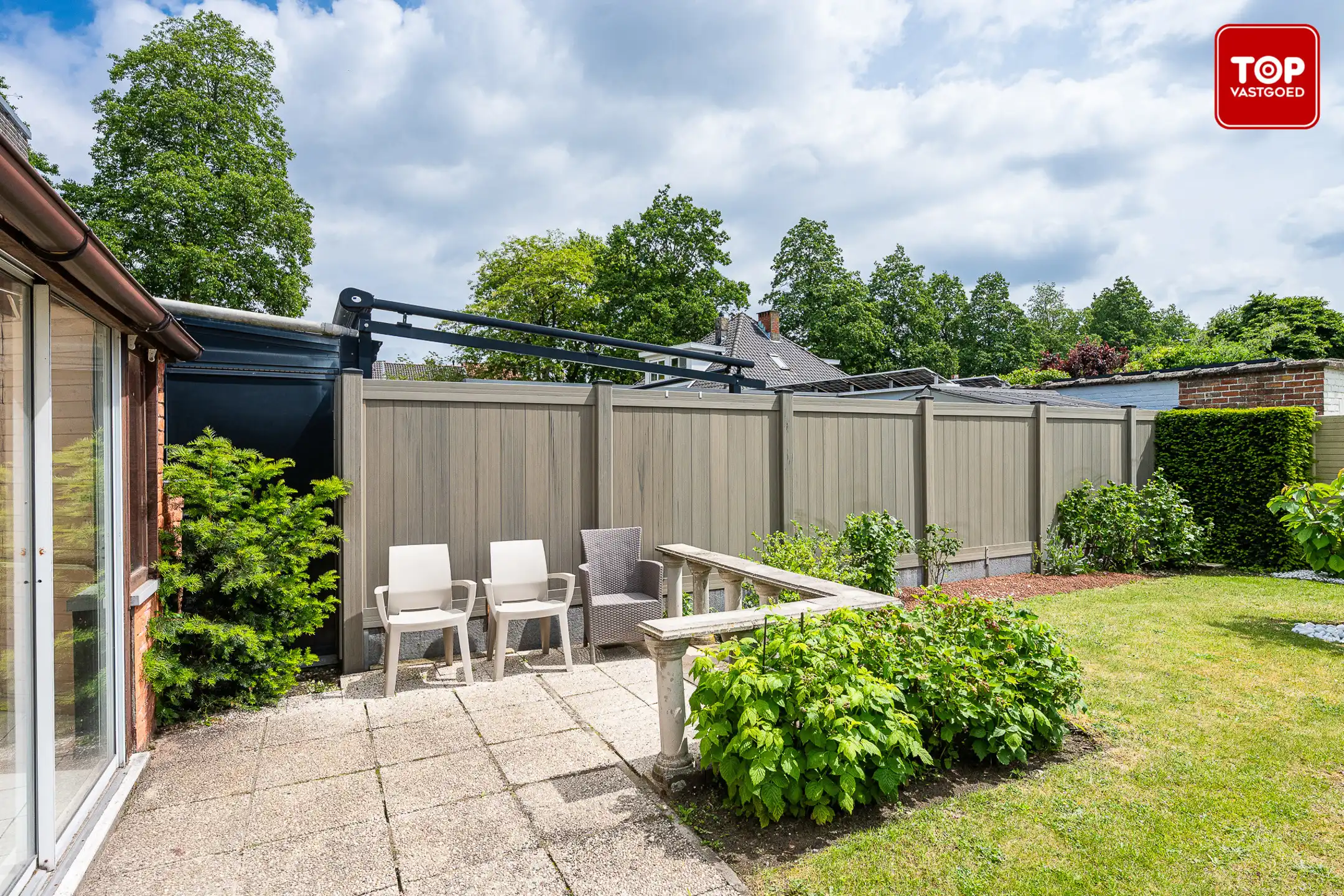 Op te frissen half open bebouwing met 3 slaapkamers, tuin en garage.  foto 26