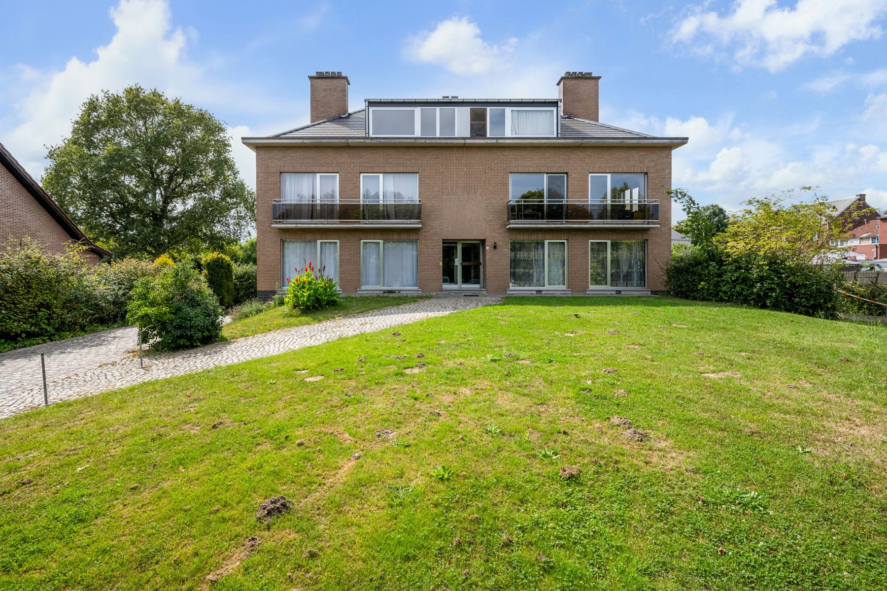 Appartement met 2 slpk een terras en garage met berging foto 2