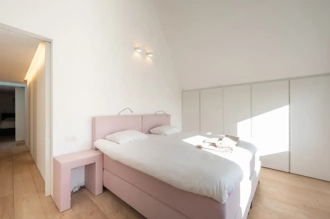 Gerenoveerde villa in Zoute, Knokke-Heist met 4 slaapkamers, tuin, garage, fietsenberging en 227m² hoogwaardige woonruimte. foto 13