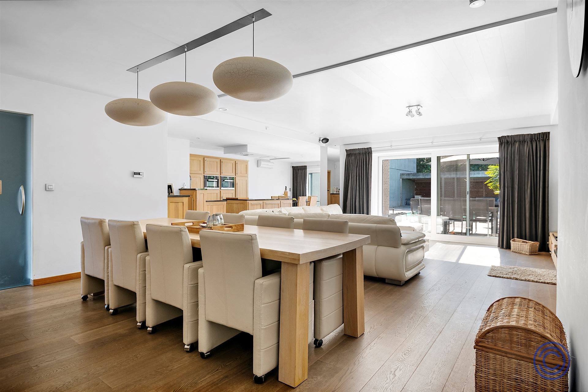 Magazijn ca. 466m² + luxueuze woning ca. 367m²! foto 3