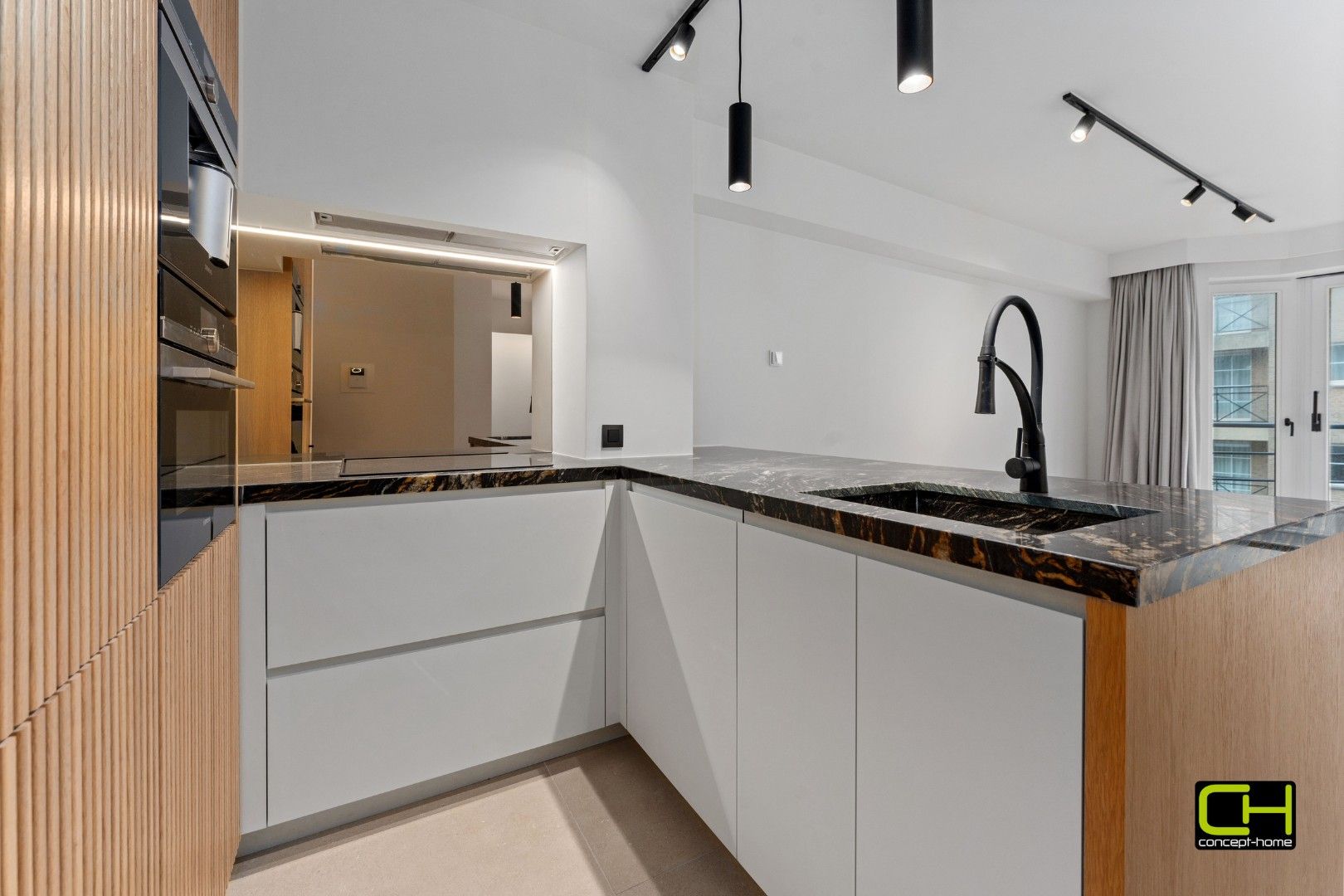 Stijlvol gerenoveerd appartement met twee slaapkamers te koop in Knokke-Heist foto 6