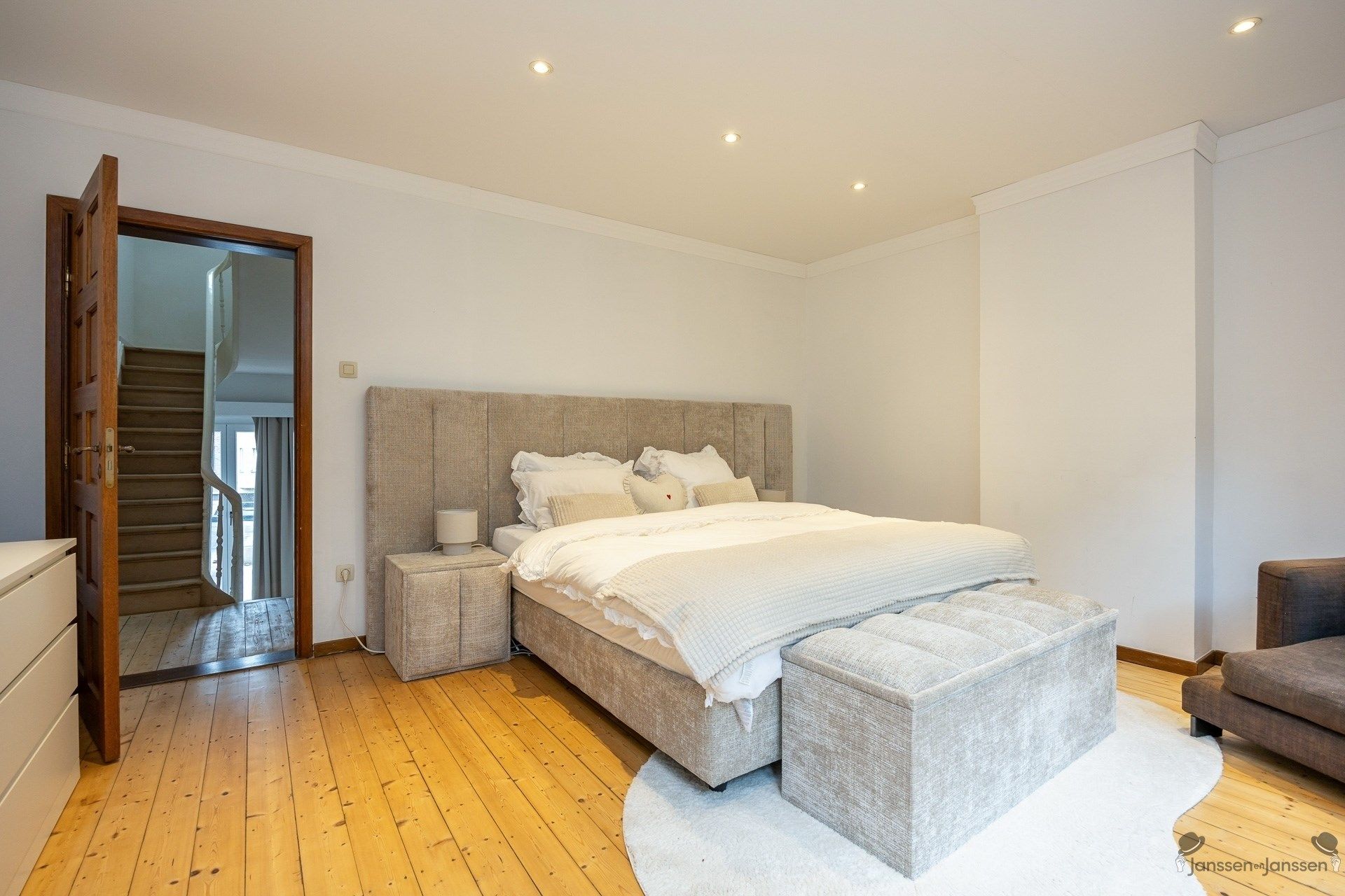 Charmante, instapklare woning met vernieuwde designkeuken, 4 slaapkamers en garage in hartje Brasschaat foto 14