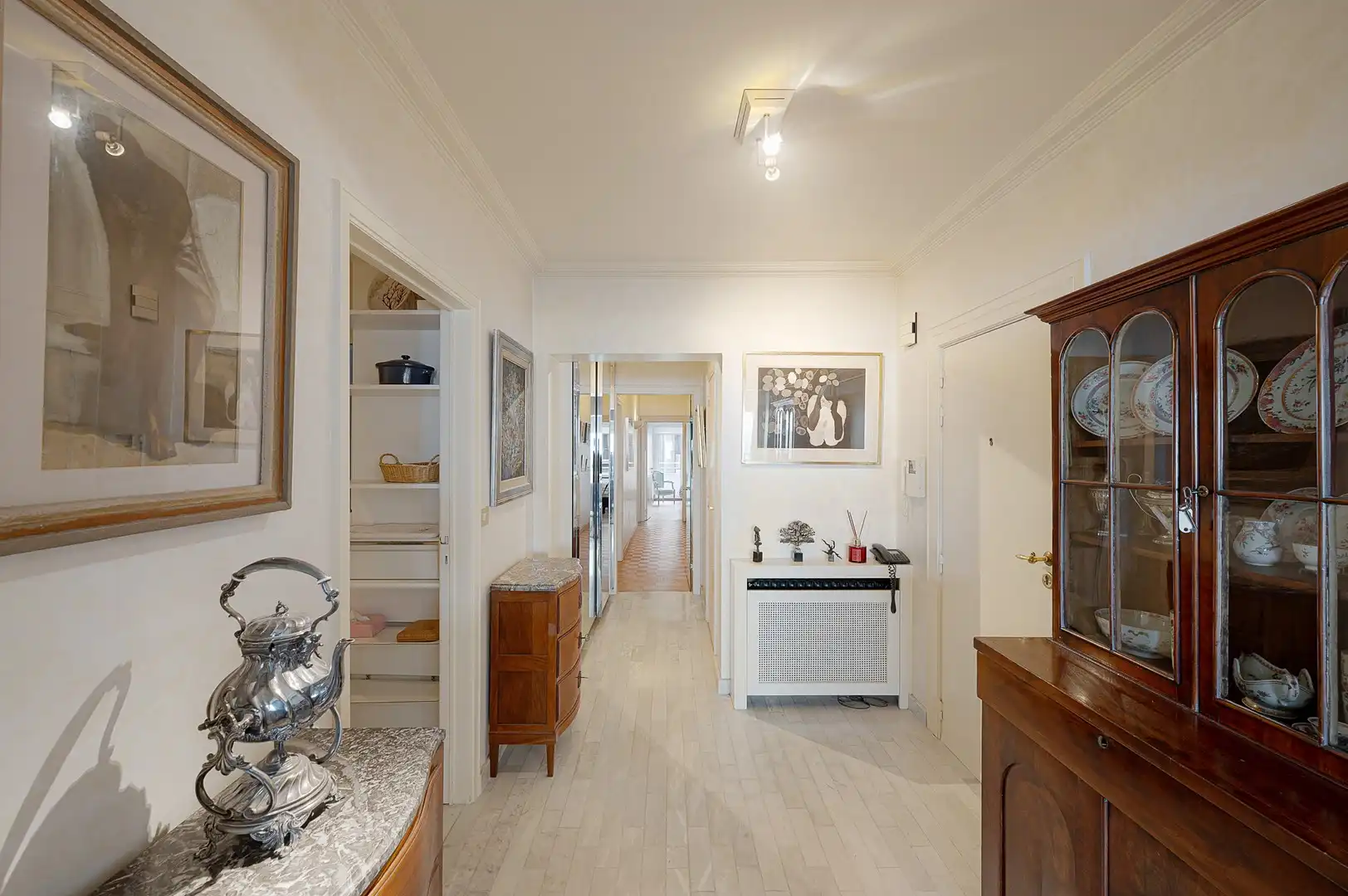 Appartement met frontaal zeezicht en een gevelbreedte van circa 6 meter, gelegen op een absolute toplocatie in het Zoute. foto 12