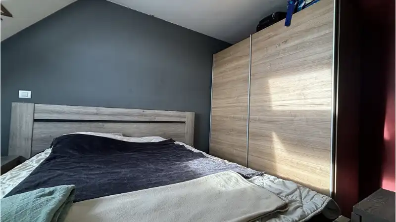 Instapklaar 2-slaapkamerappartement met TERRAS en AUTOSTANDPLAATS te huur in Torhout foto 5