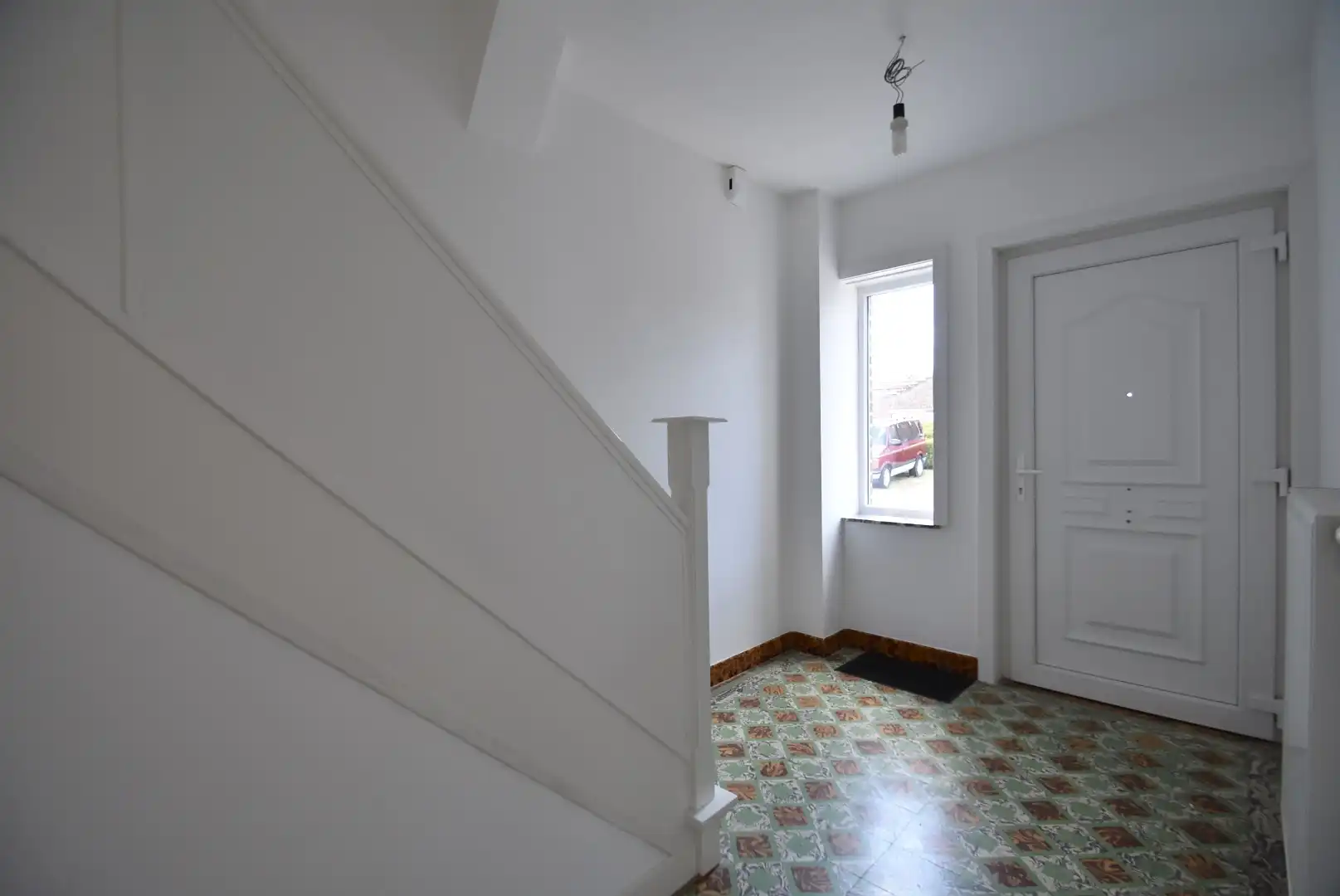 Fris en luchtig gerenoveerde woning met drie slaapkamers, terras, en garage, inbegrepen de stroom via zonnepalen.  foto 8