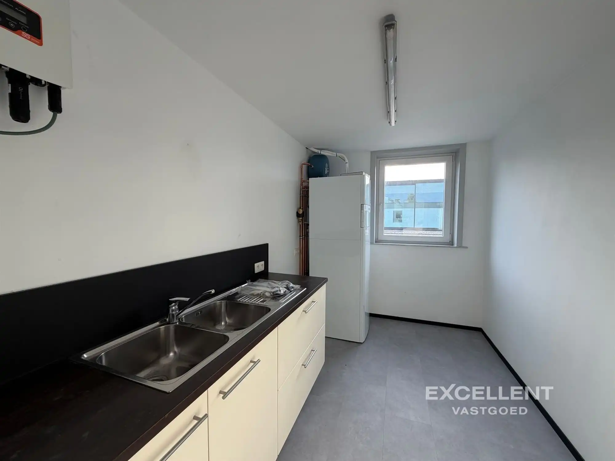 Ruim gerenoveerd 2-slaapkamer appartement te huur in Deinze foto 4