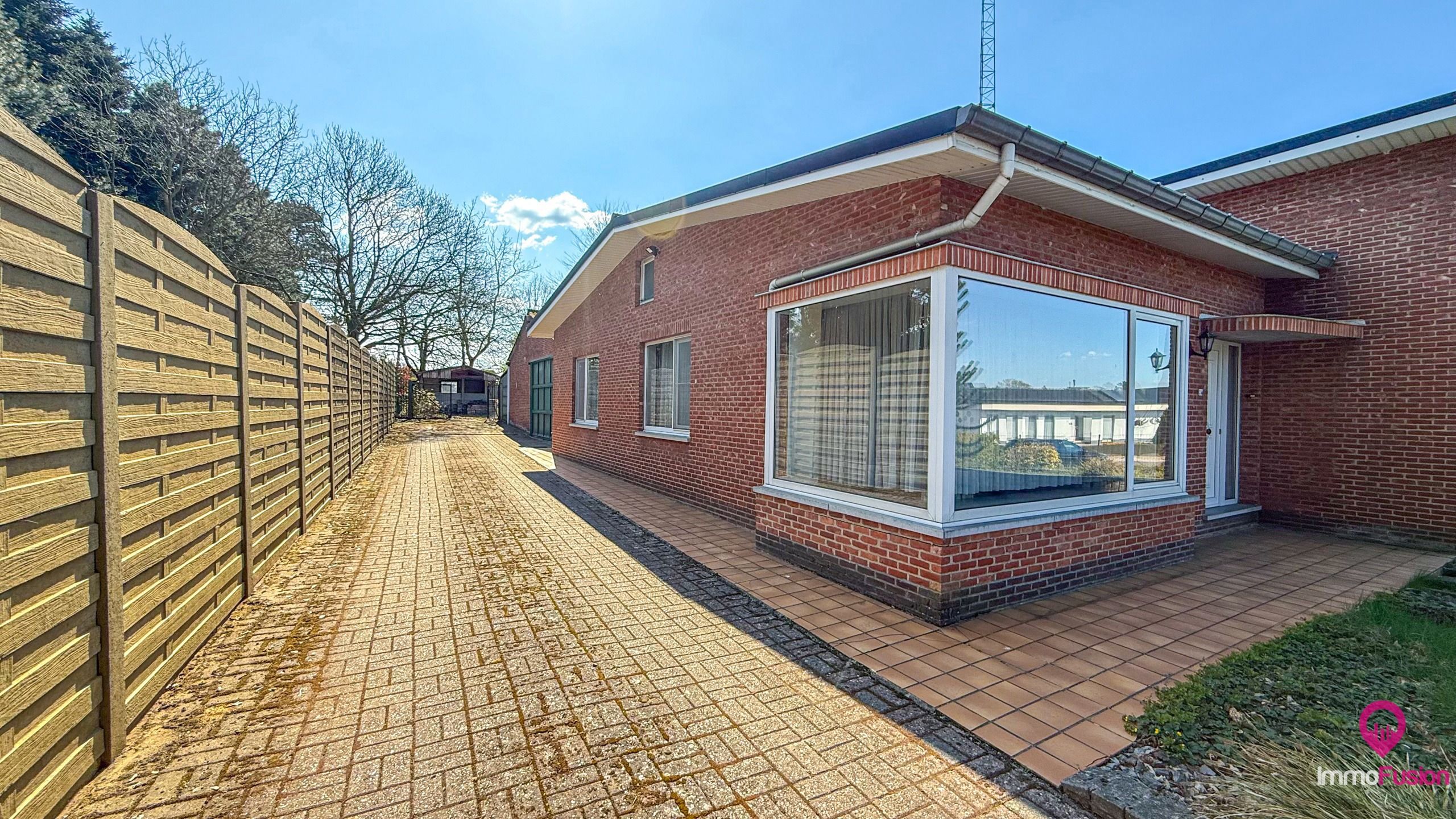 Hoofdfoto van de publicatie: Splitlevel woning met 3 slaapkamers en ruime werkplaats! 