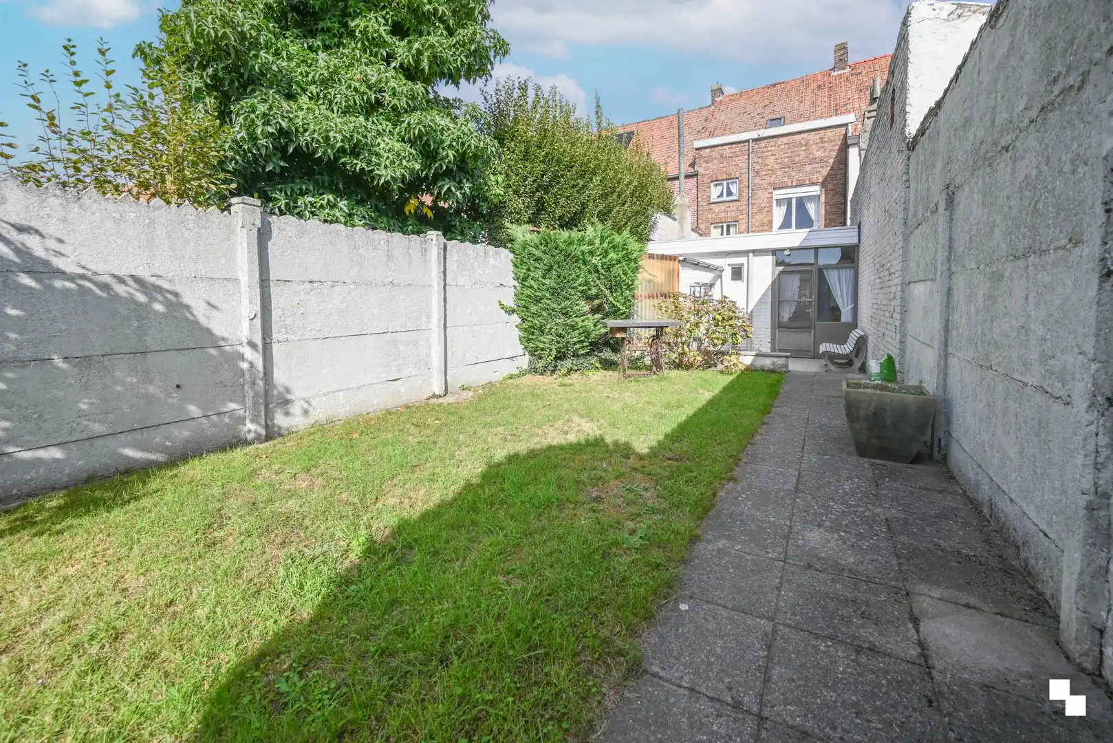 Te renoveren woning met dubbele garage in Oostrozebeke foto 24