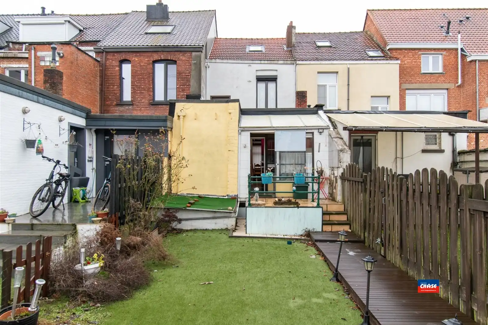 Op te frissen rijwoning met 4 slaapkamers op een rustige locatie foto 12