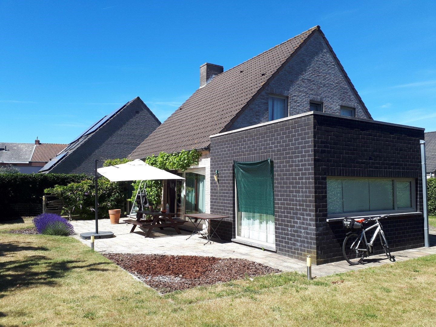 Assebroek: instapklare alleenstaande woning met 4 slpk foto 1