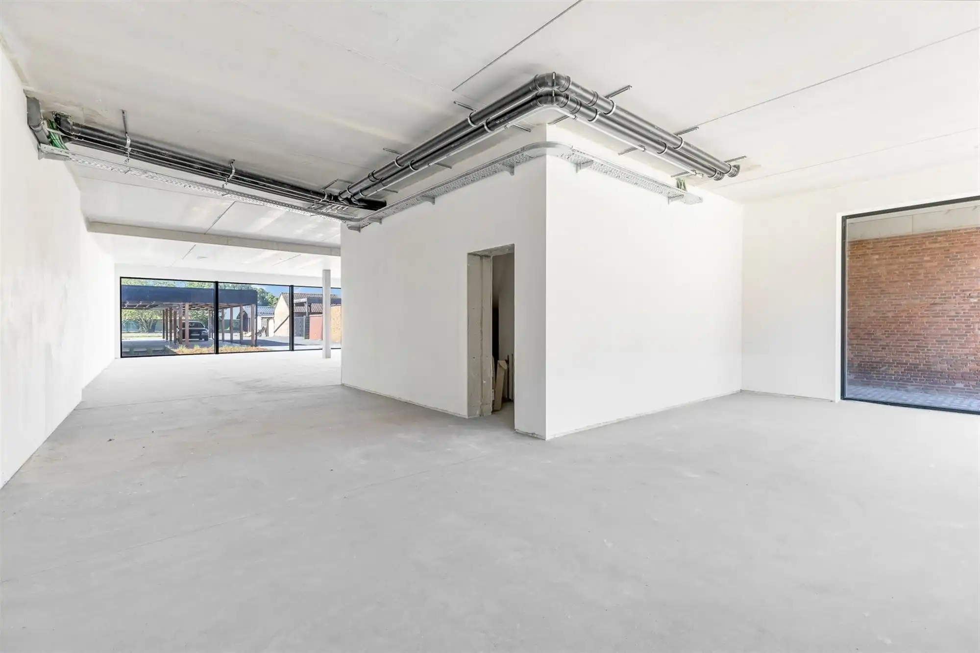 HANDELSRUIMTE VAN 195M² MET GROTE RAAMPARTIJEN, OPEN STRUCTUUR VOOR TALLOZE MOGELIJKHEDEN EN RUIME PARKEERMOGELIJKHEDEN AAN DE ACHTERZIJDE foto 14