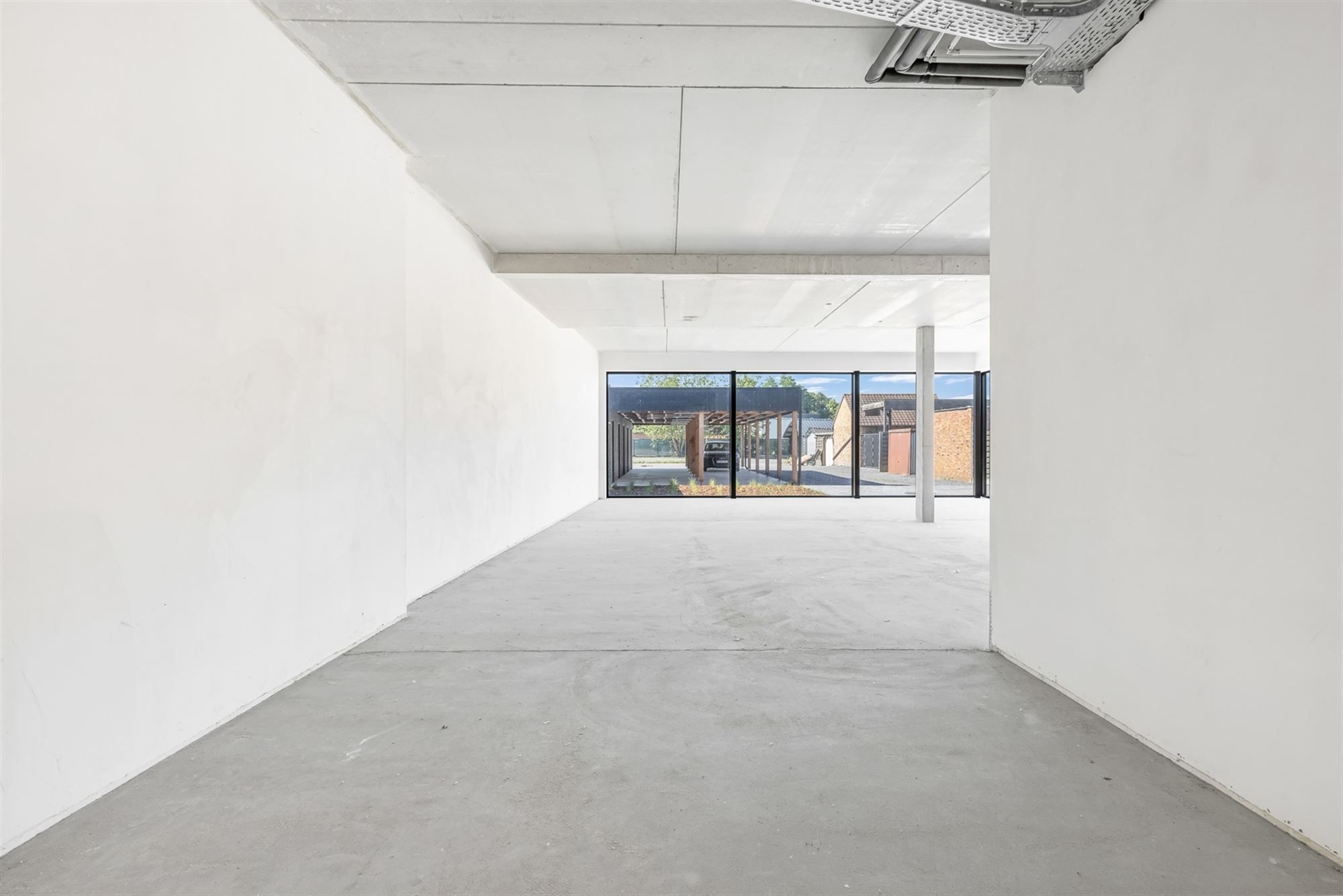 HANDELSRUIMTE VAN 195M² MET GROTE RAAMPARTIJEN, OPEN STRUCTUUR VOOR TALLOZE MOGELIJKHEDEN EN RUIME PARKEERMOGELIJKHEDEN AAN DE ACHTERZIJDE foto 14