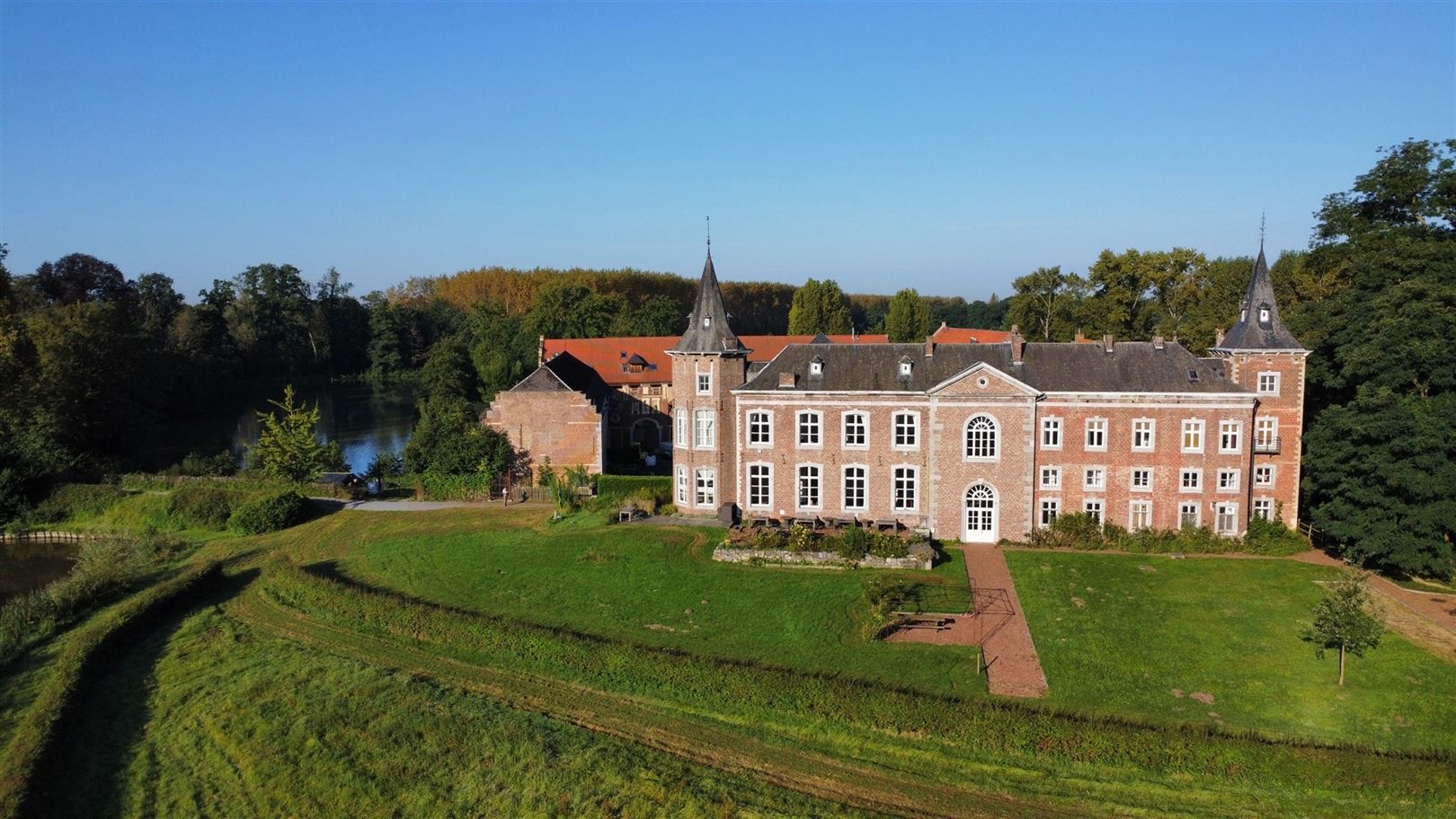 Kasteel in een historisch landschap foto 4