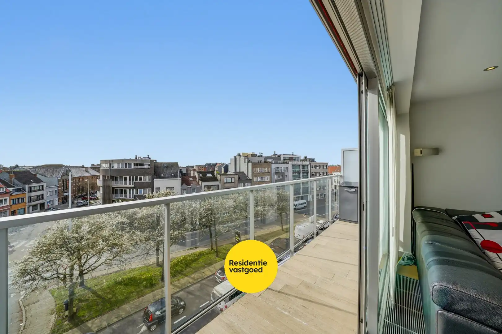 Ruim appartement met 3 slaapkamers, 2 terrassen, garage en staanplaats in Oostende foto {{pictureIndex}}