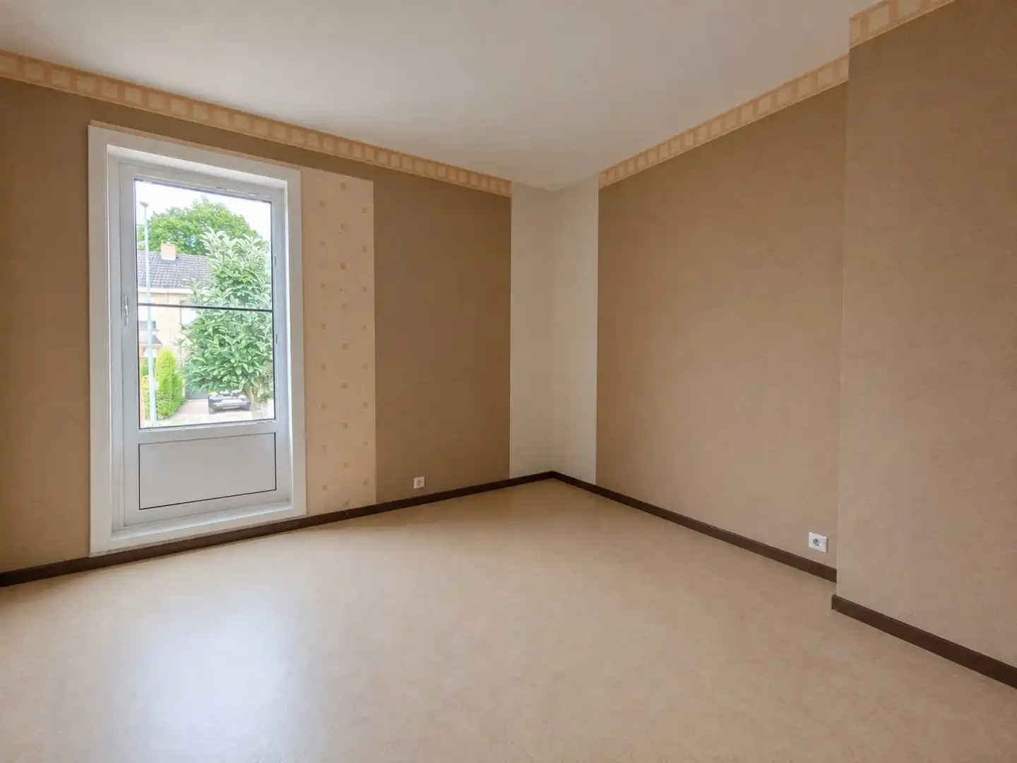 Ruime alleenstaande villa foto 6
