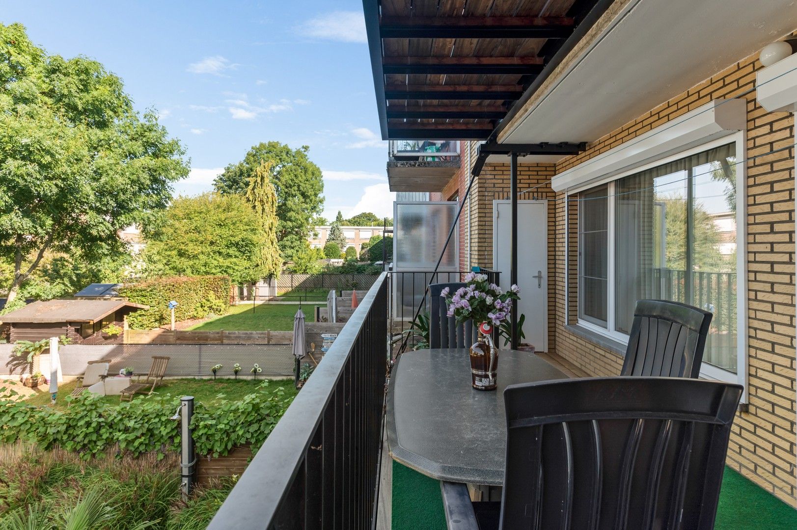 Goed onderhouden app. met zonnig terras in rustige straat foto 3