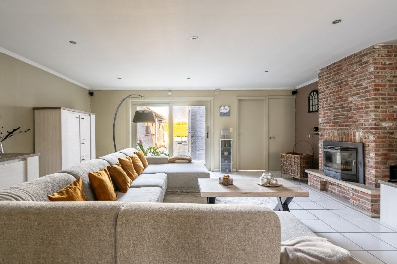 Instapklare woning met ruime garage en tuin. foto {{pictureIndex}}