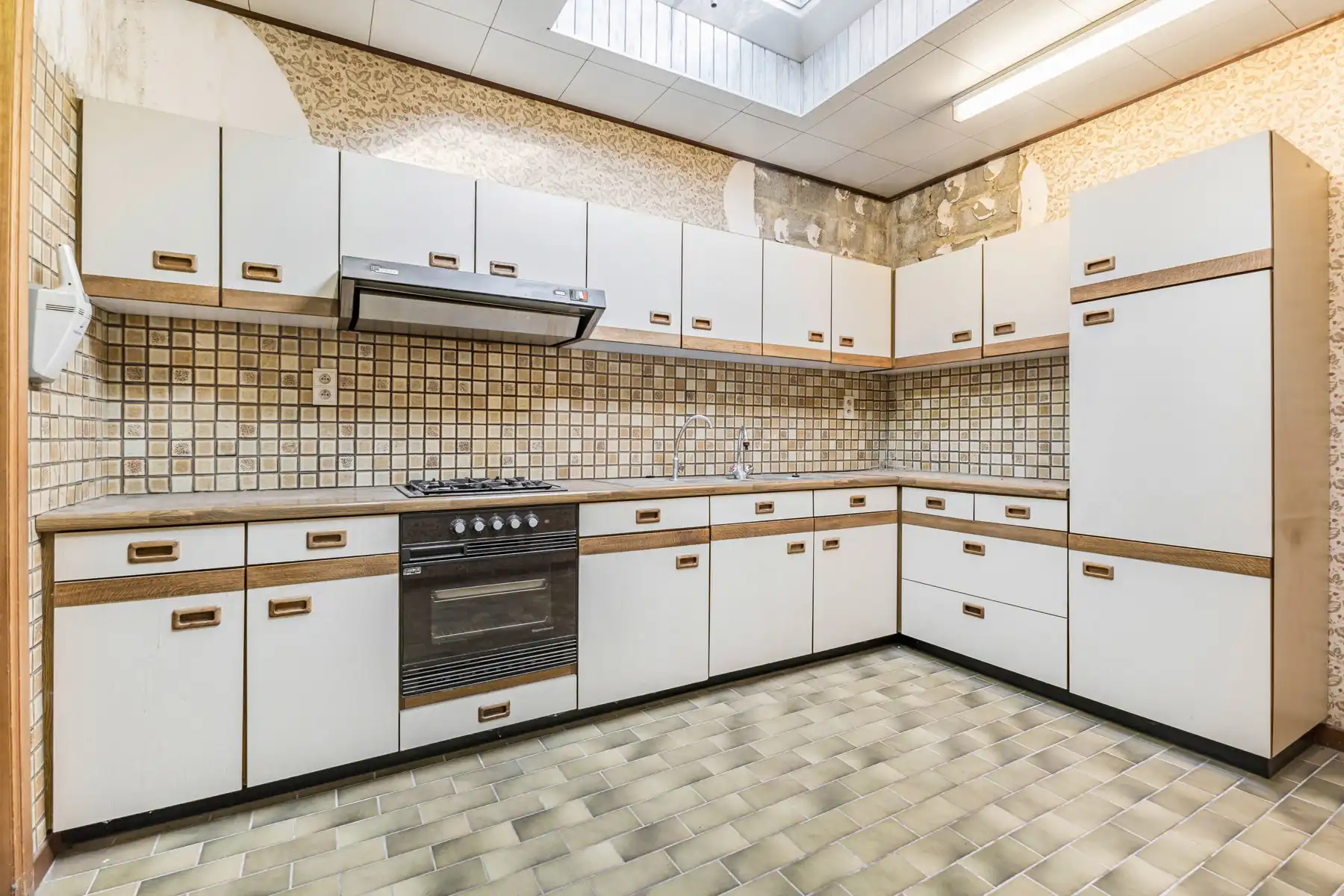 Te renoveren woning met 2 slaapkamers, zolder en tuin foto 6