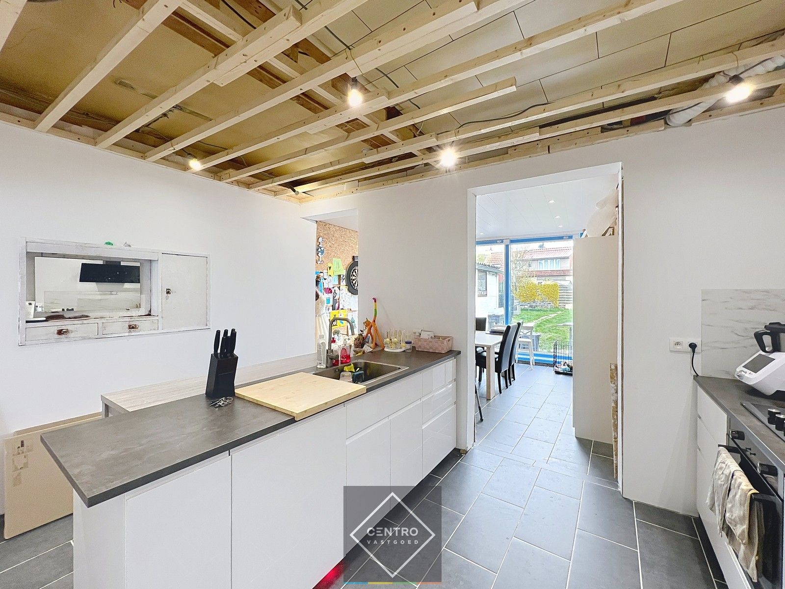 Voor de snelle beslisser! Leuke, BETAALBARE,  verder af te werken STARTERS-woning in het centrum van HEULE. foto 6