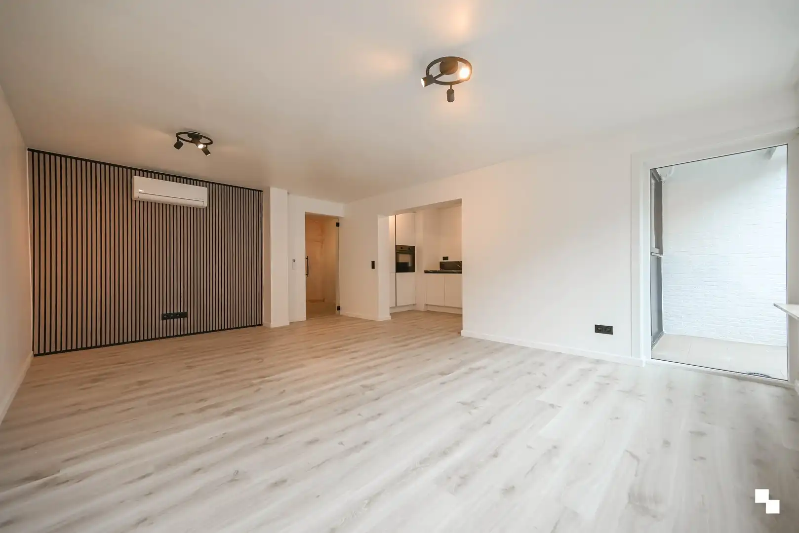 Gerenoveerd appartement met twee slaapkamers & airco in centrum Izegem foto 4