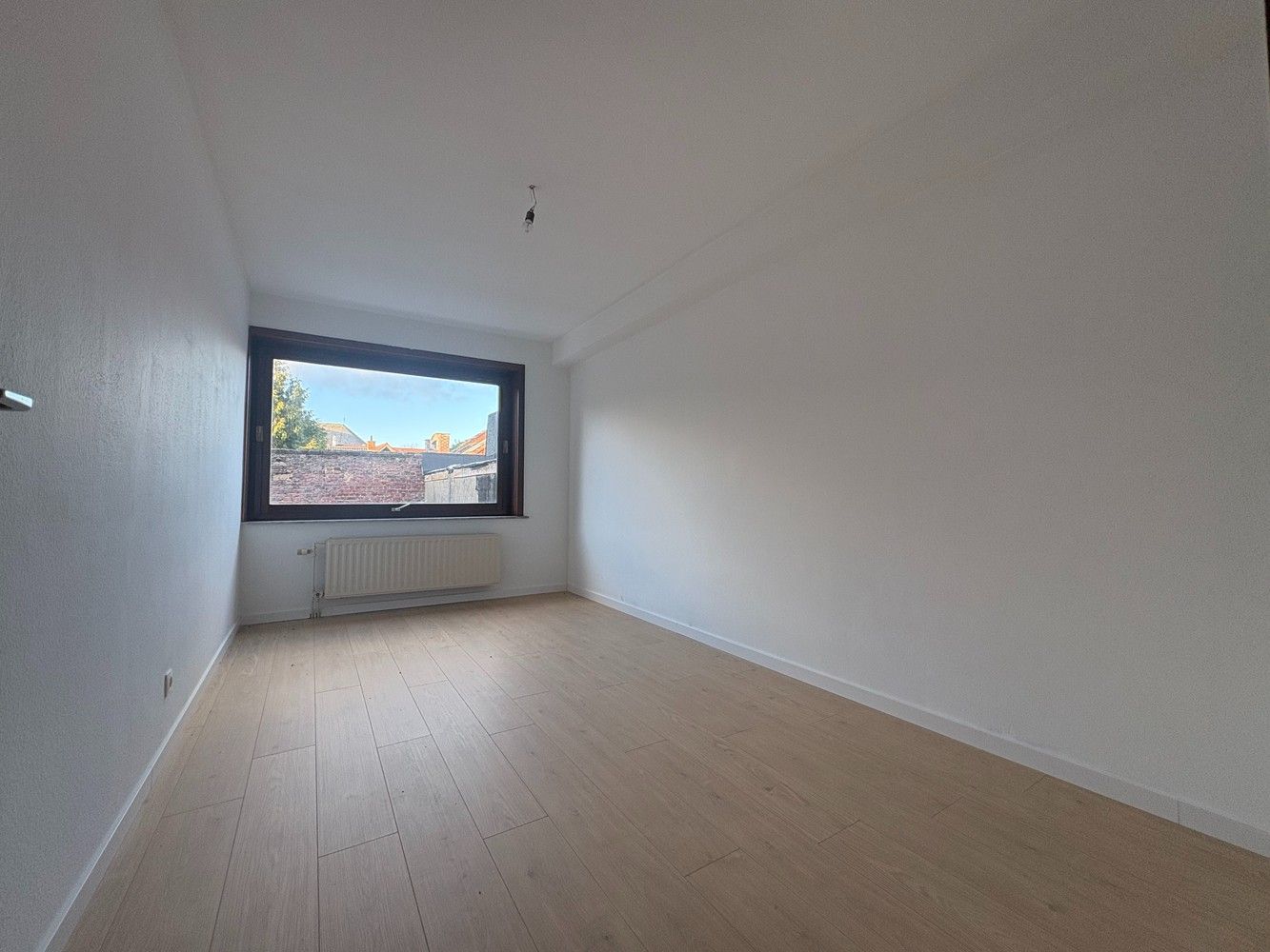 Gerenoveerd appartement met twee slaapkamers in het centrum van Torhout foto 6