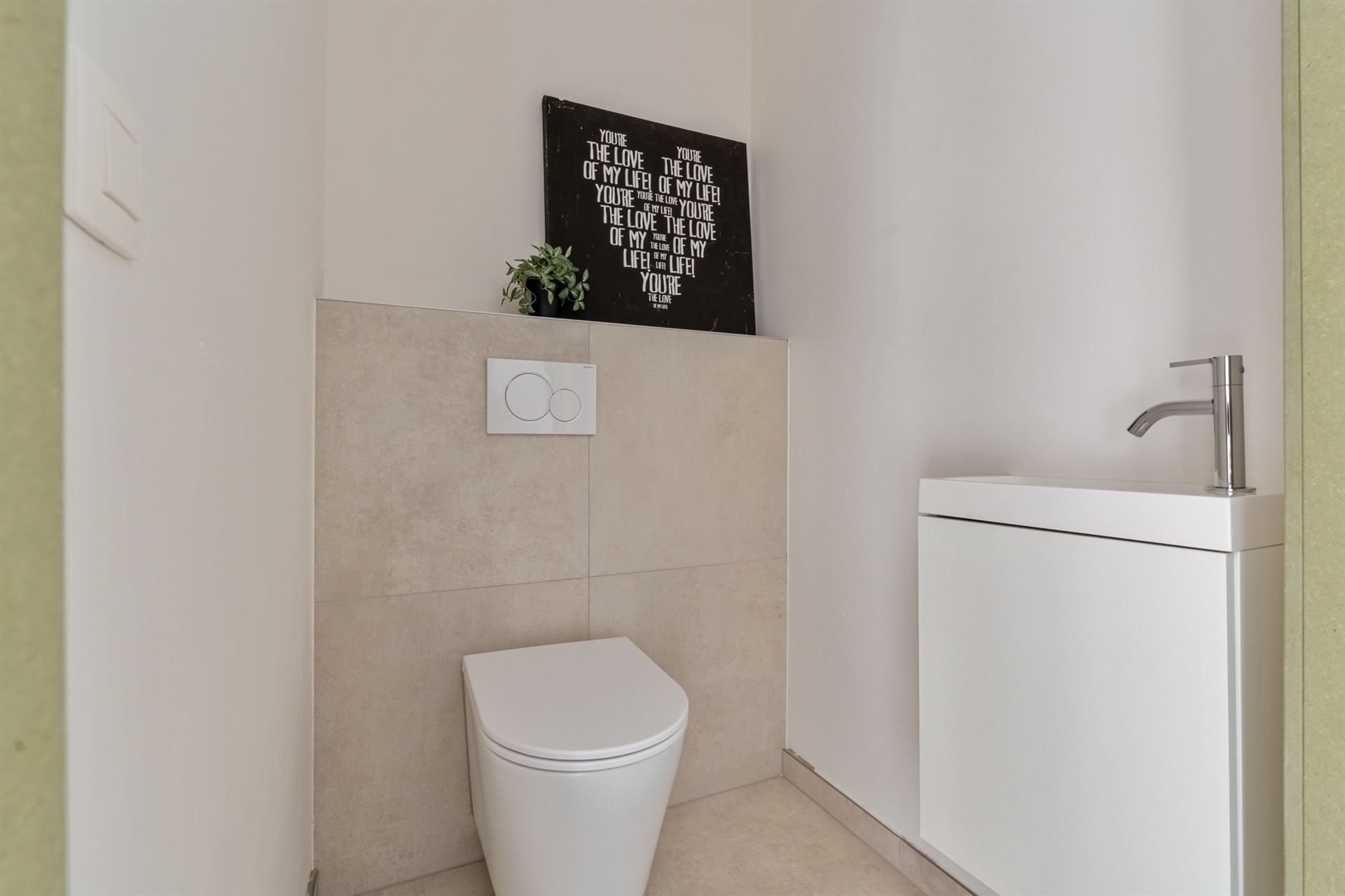 Gelijkvloerse woning met carport en tuin. foto 23