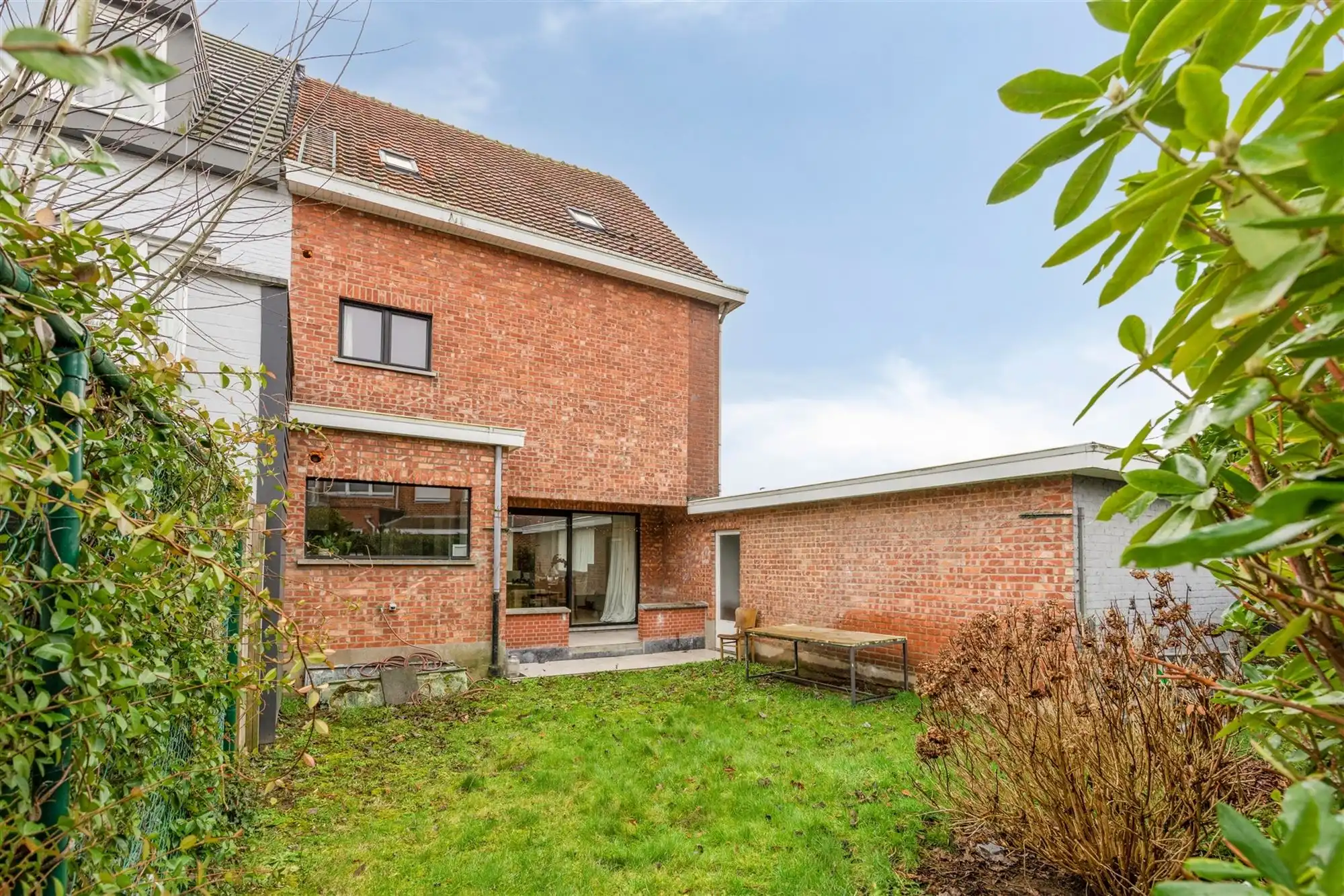 Karaktervolle halfopen bebouwing in rustige woonwijk foto 12