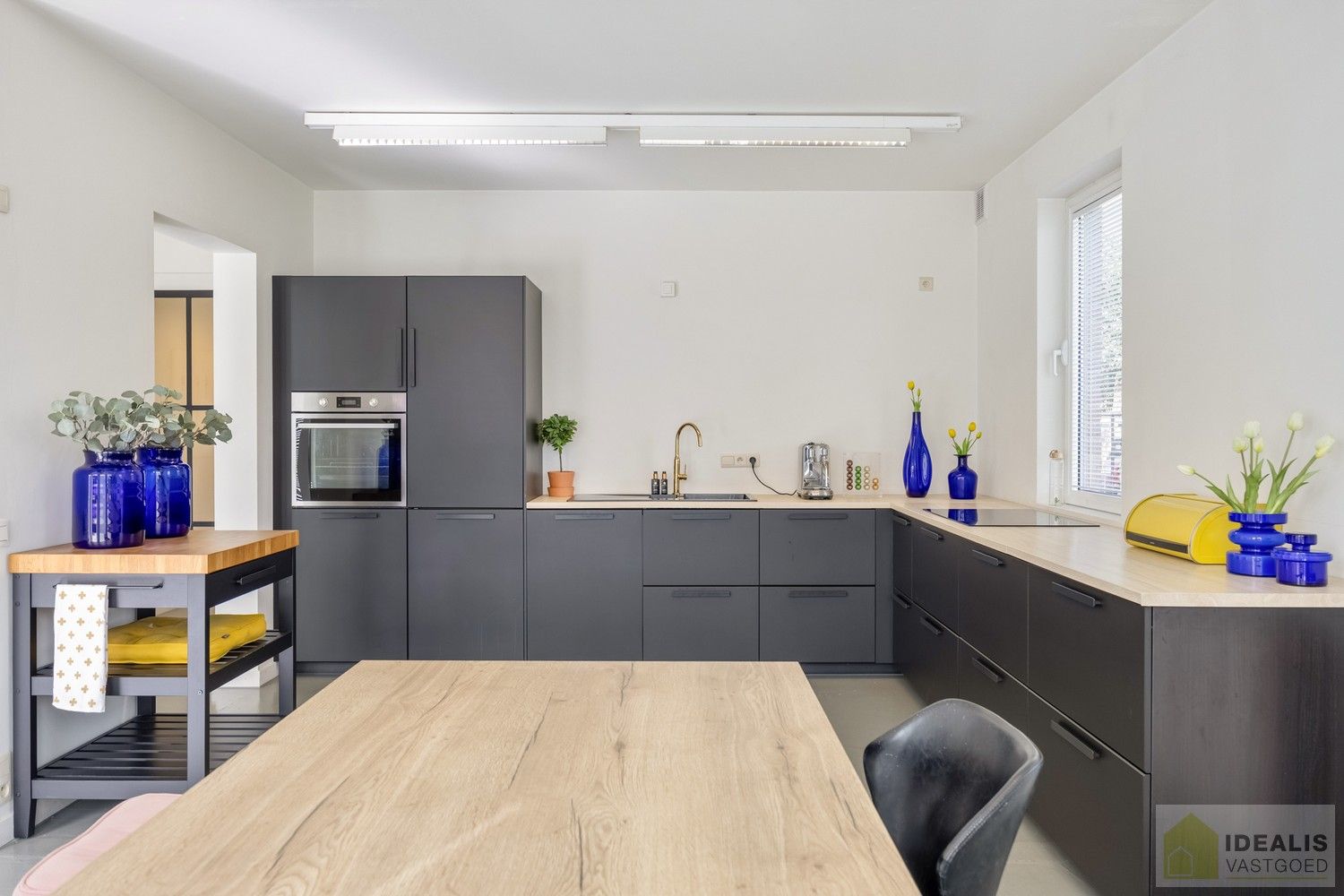 STATIGE, STRAKKE EN UITERST RUIME WONING/KANTOOR MET HOOGSTAANDE AFWERKING EN OOG VOOR DETAIL. VOORZIEN VAN 3 SLAAPKAMERS, RIANTE LEEFRUIMTES ÉN UNIEKE LANDSCAPE KANTOORRUIMTES OP RESIDENTIËLE DOCH GUNSTIGE LOCATIE! foto 16