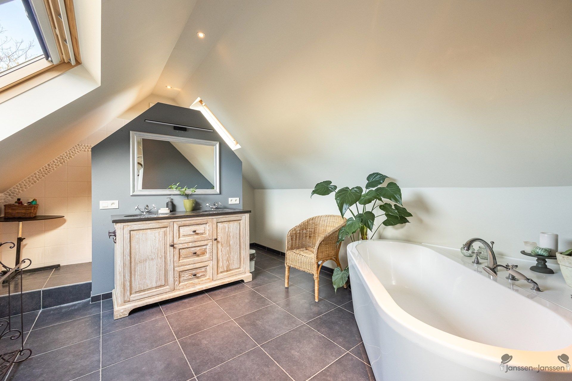 Charmante halfopen woning met 3 slaapkamers foto 21