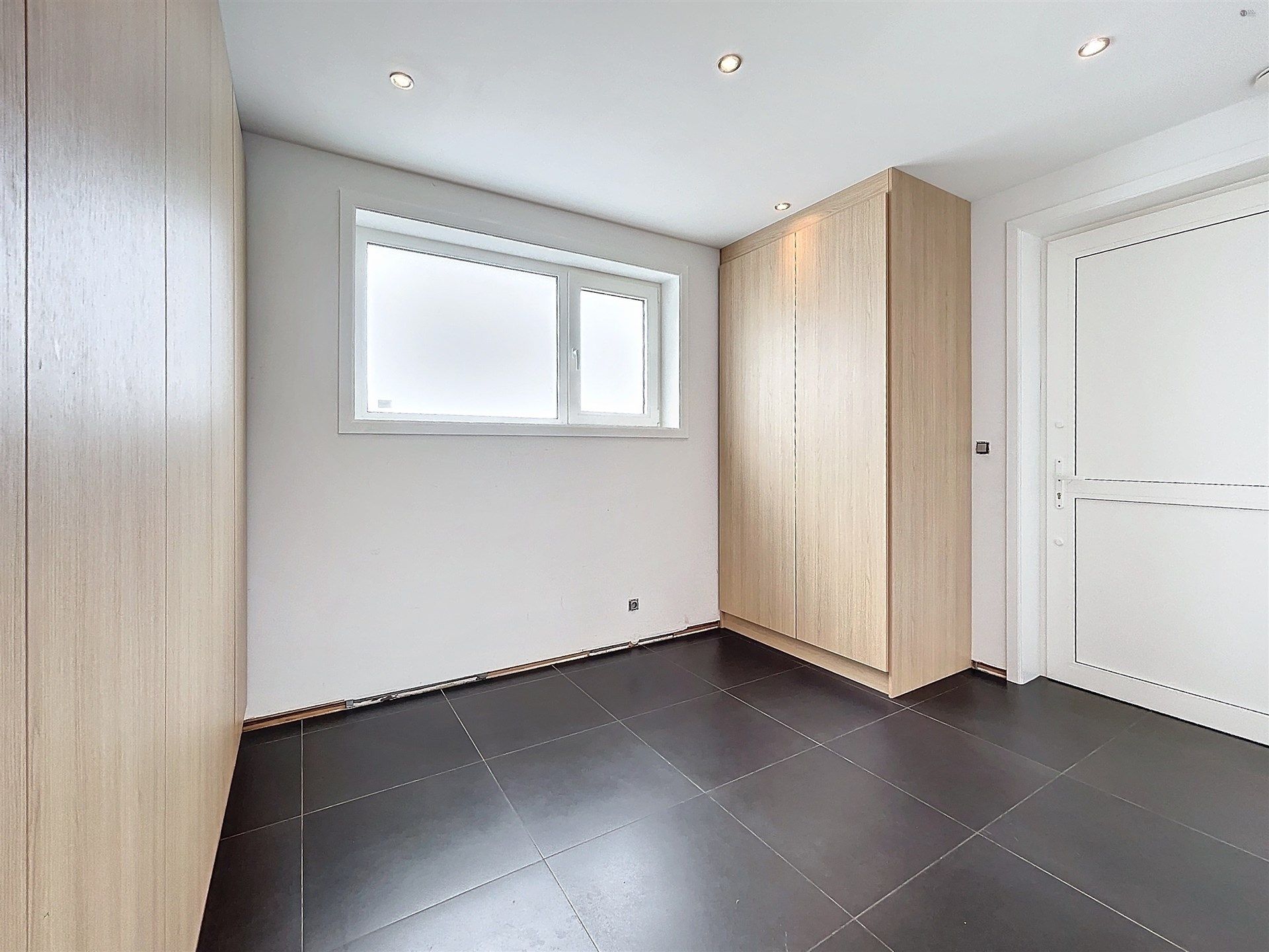 Ruime open bebouwing met 4 slaapkamers op perceel van 828 m²  op toplocatie. foto 4