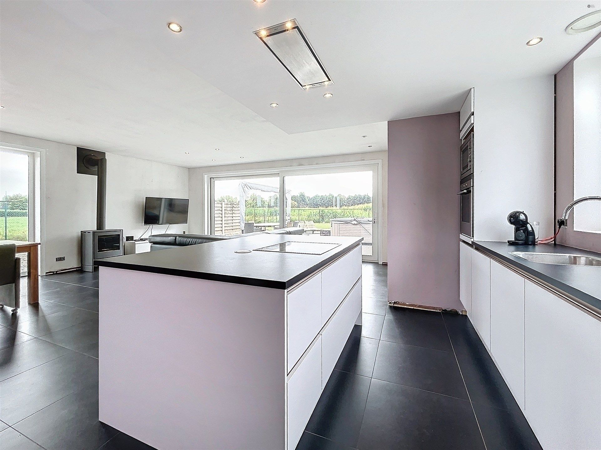 Ruime open bebouwing met 4 slaapkamers en aparte garage op perceel van 828 m²  foto 4