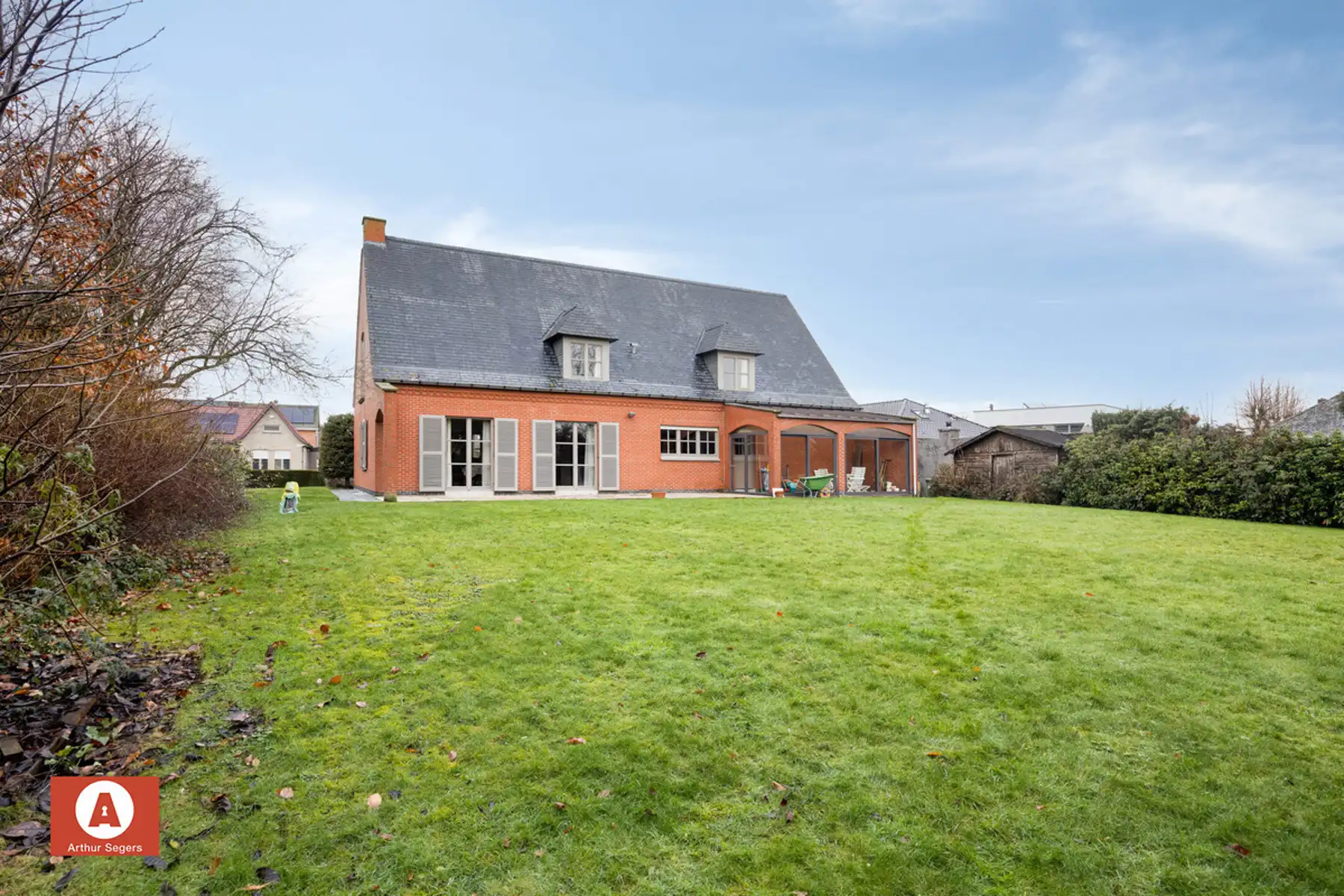 Uitzonderlijk ruime en rustig gelegen villa op 17a 32ca foto 2