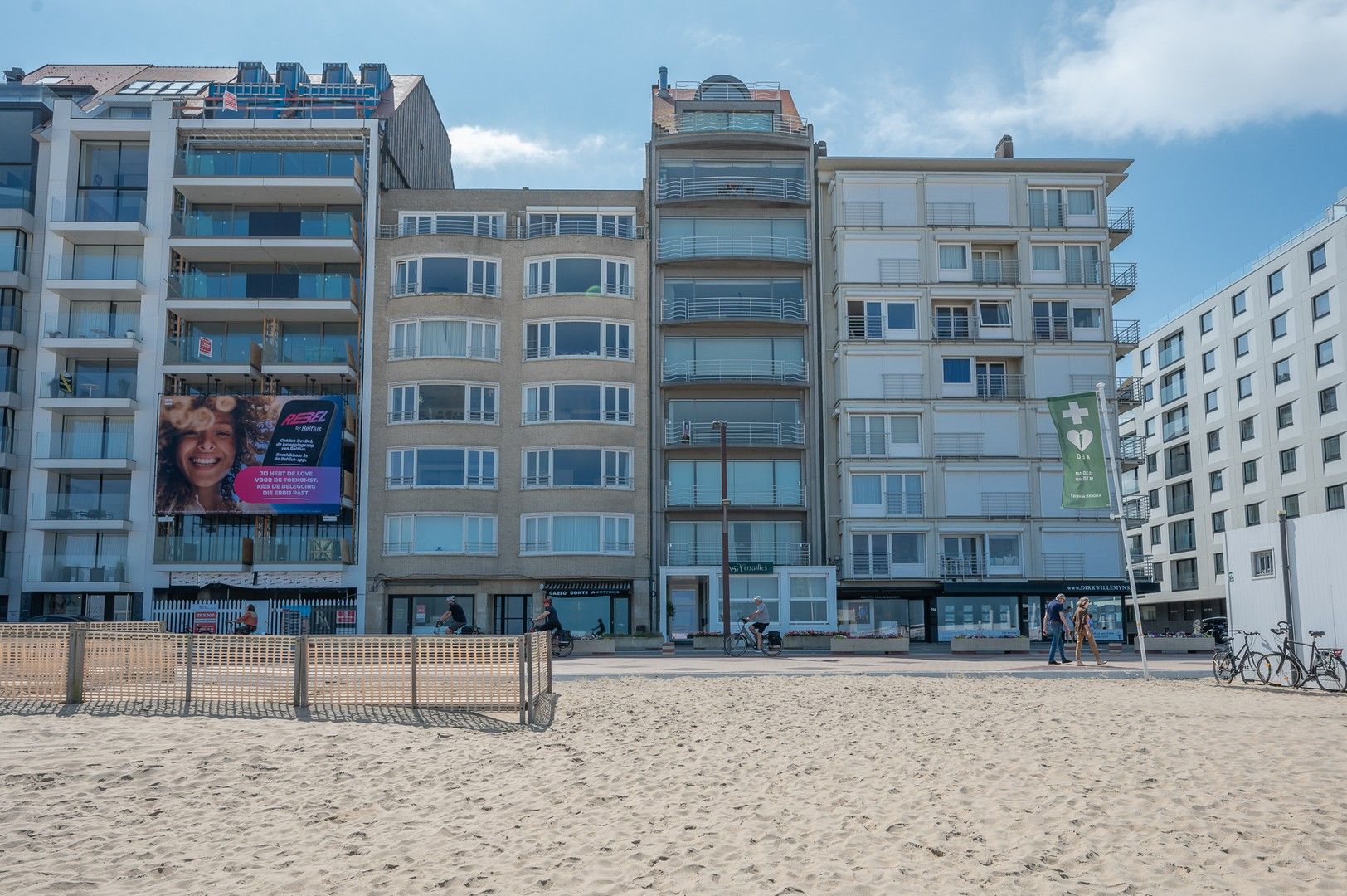 Prachtig appartement op de zeedijk in het Zoute met een gevelbreedte van 8 meter genietend van een panoramisch zeezicht. foto 5