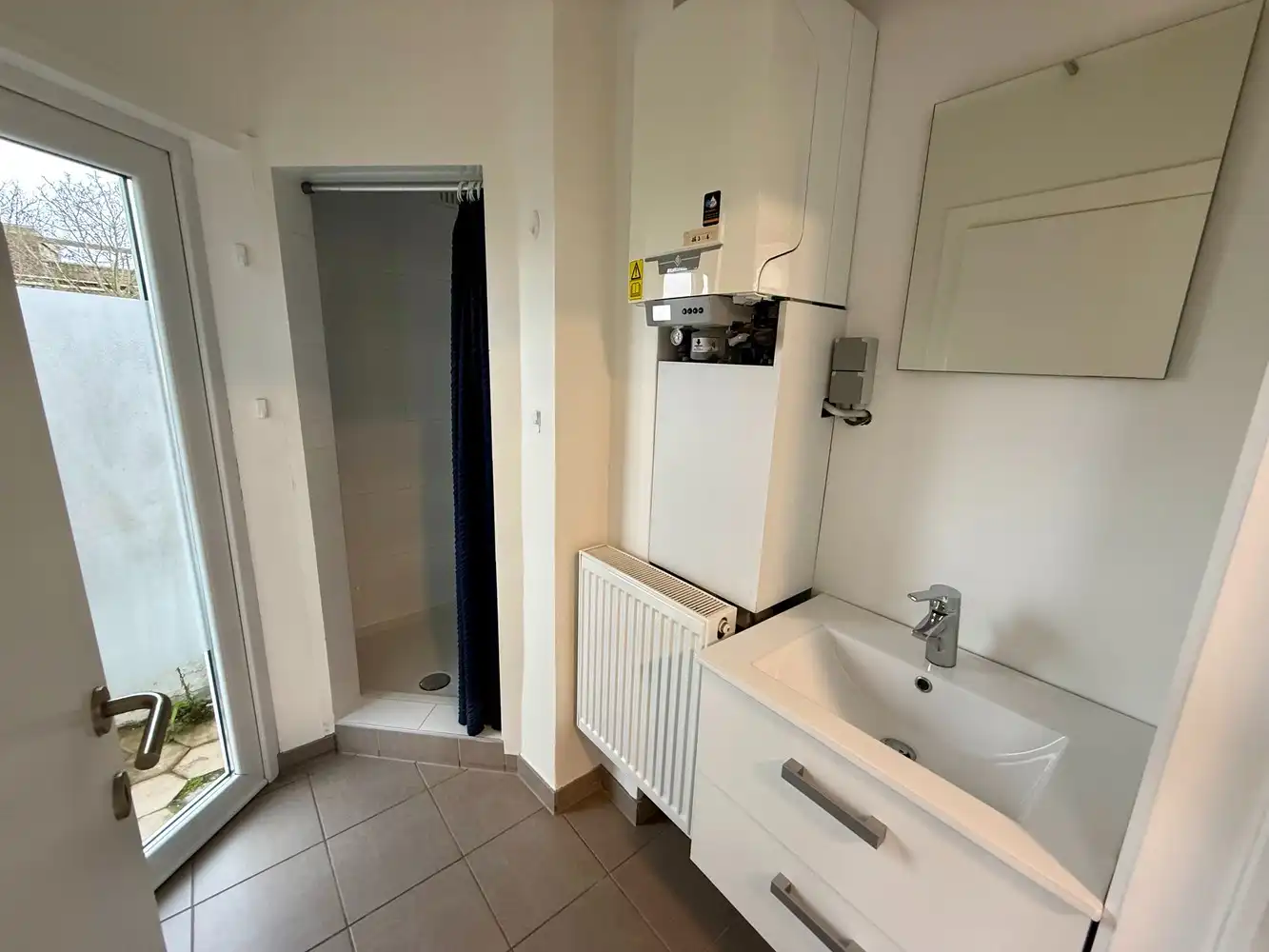 Ruim, gerenoveerd appartement met 2 slaapkamers! foto 6