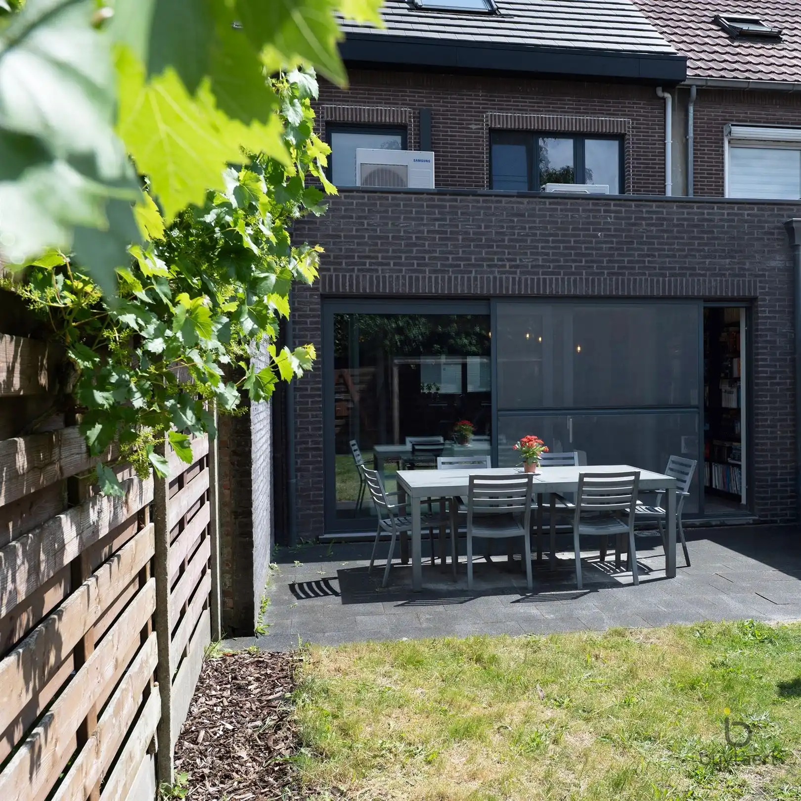 INSTAPKLARE CENTRAAL GELEGEN RIJWONING MET DRIE SLAAPKAMERS EN GEZELLIG TUINTJE! foto 31