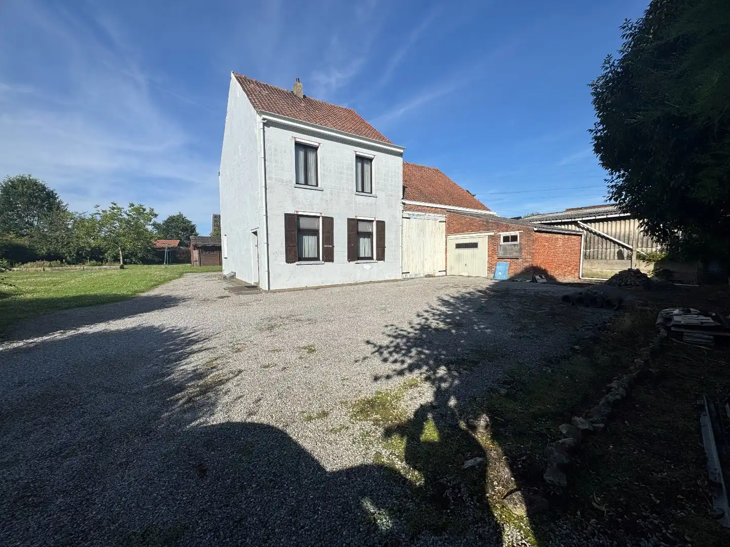 achteringelegen huis op ruim perceel - TOPLOCATIE foto {{pictureIndex}}