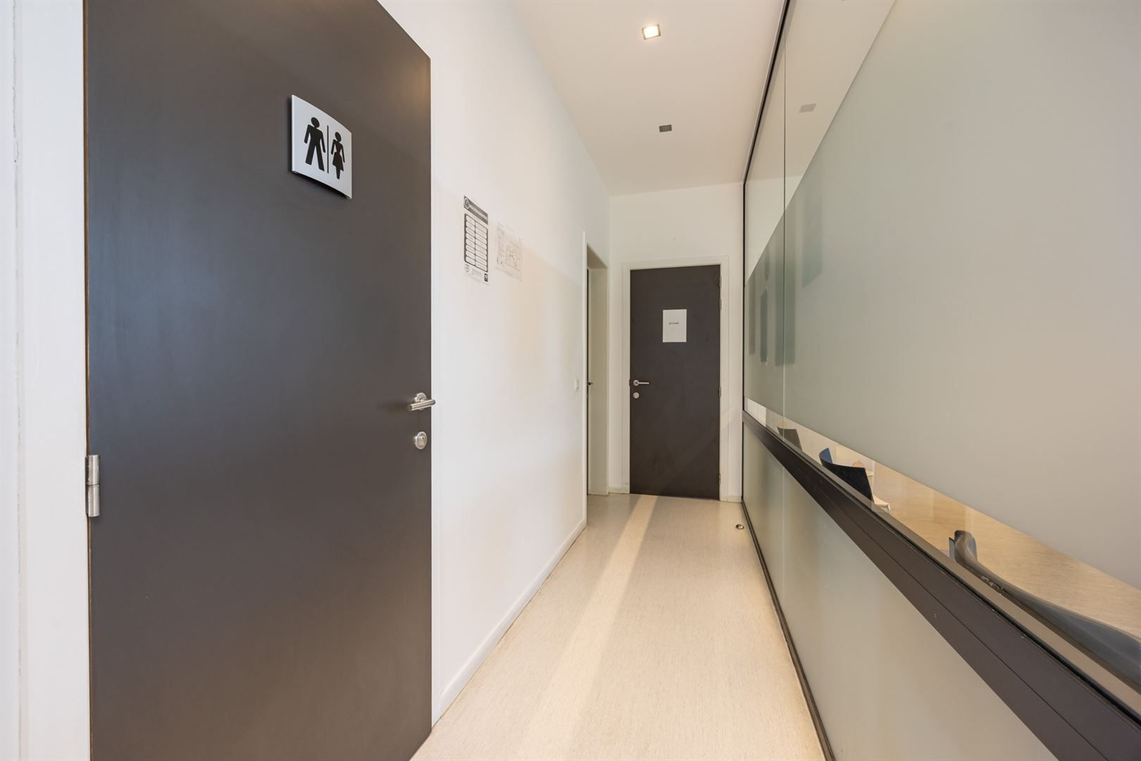 Groot kantoorgebouw op een ideale locatie! foto 9