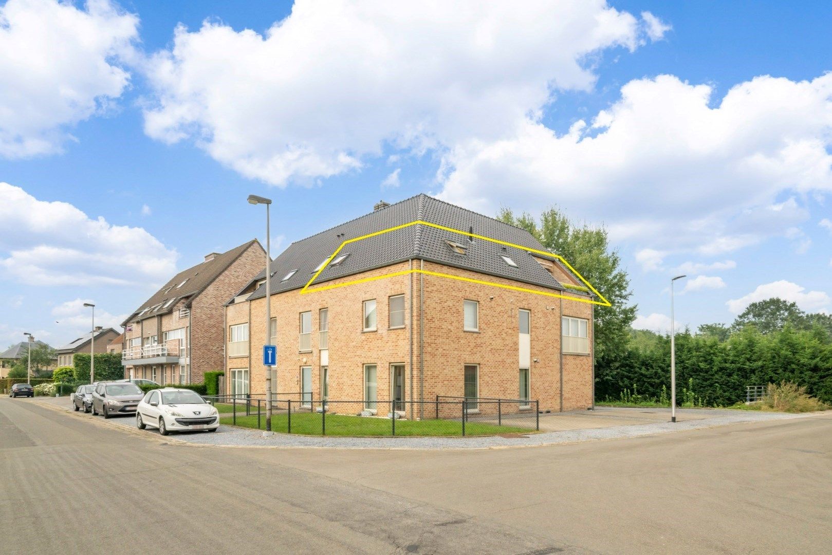 Smaakvol afgewerkt appartement op de tweede verdieping in  hartje Beverst foto {{pictureIndex}}