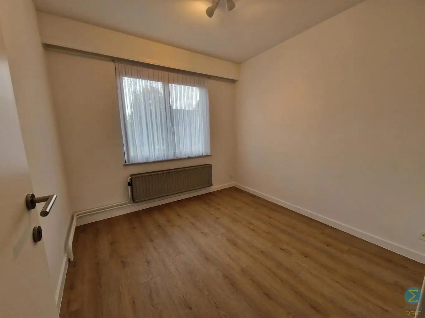 Woning met 3 slaapkamers en inpandige garage op 328m² foto 16