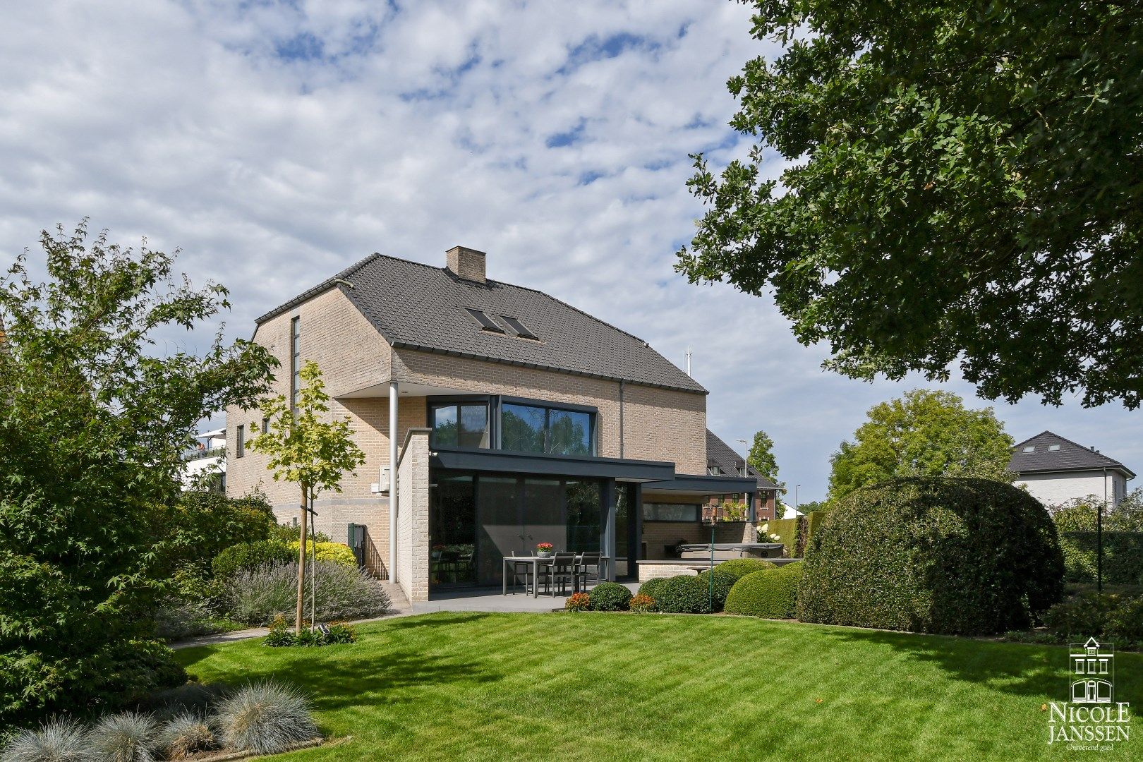 Verzorgde ruime woning met gelijkvloers praktijkgedeelte en prachtige tuin foto 1