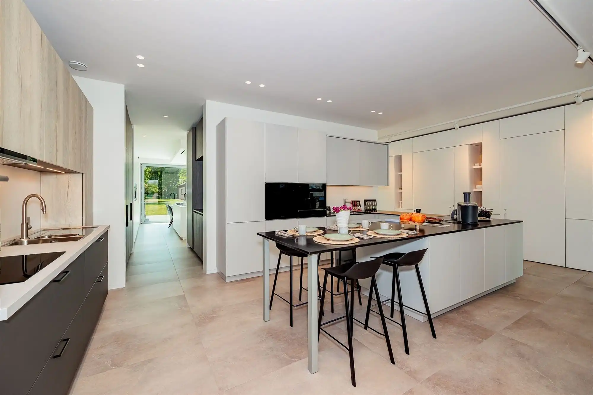 Prachtig afgewerkt gebouw - showroom + villa foto 6
