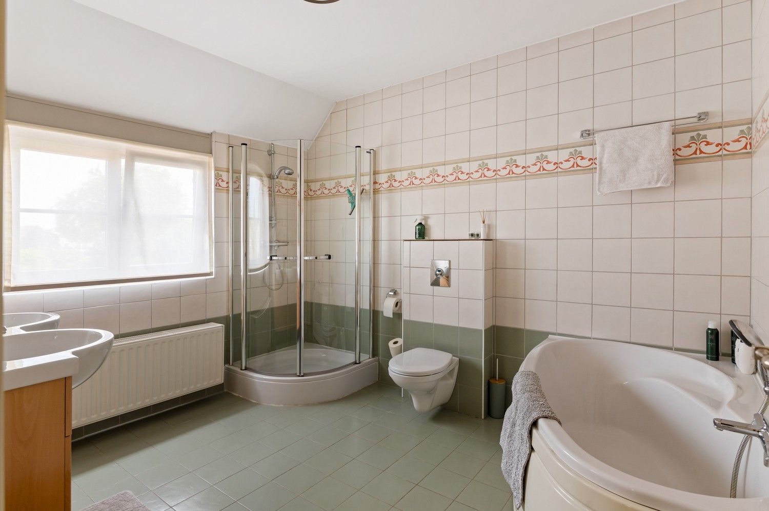 Ruime HOB met 4 slaapkamers en tuin in Wijnegem centrum! foto 11
