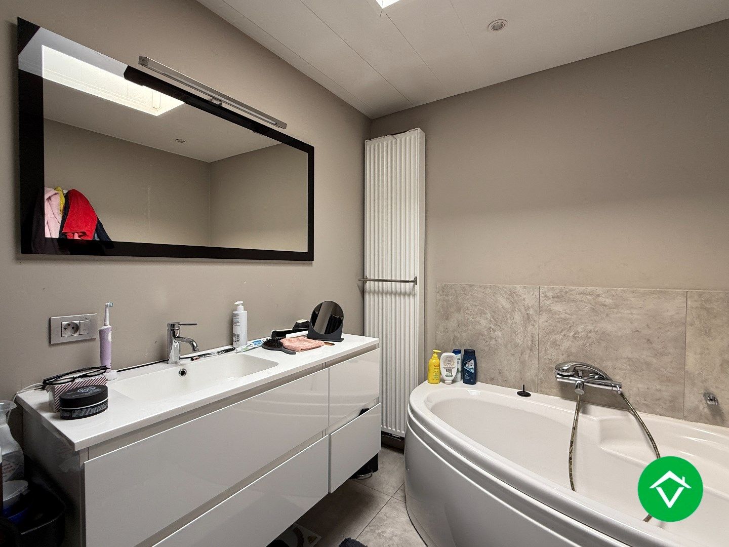 Instapklare woning met drie slaapkamers, tuin met uitweg, zolderkamer te Roeselare foto 10