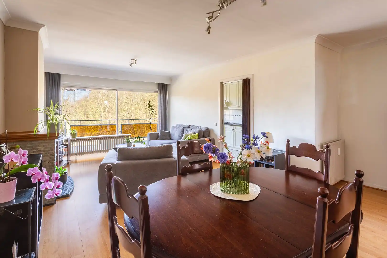 Lichtrijk app. met terras en groen uitzicht foto {{pictureIndex}}