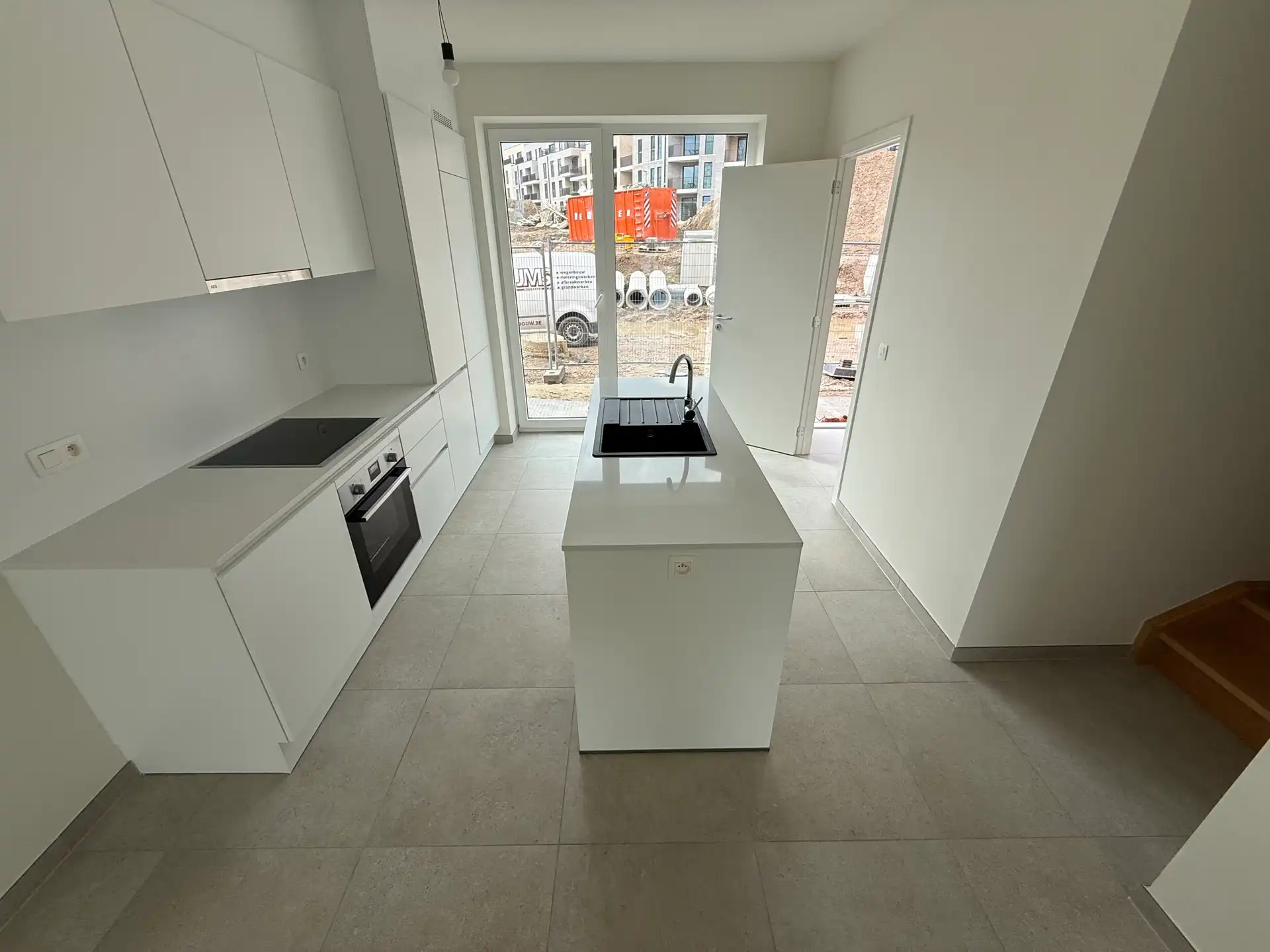 Nieuwbouwwoning met 3 slaapkamers, tuin en carport foto 2